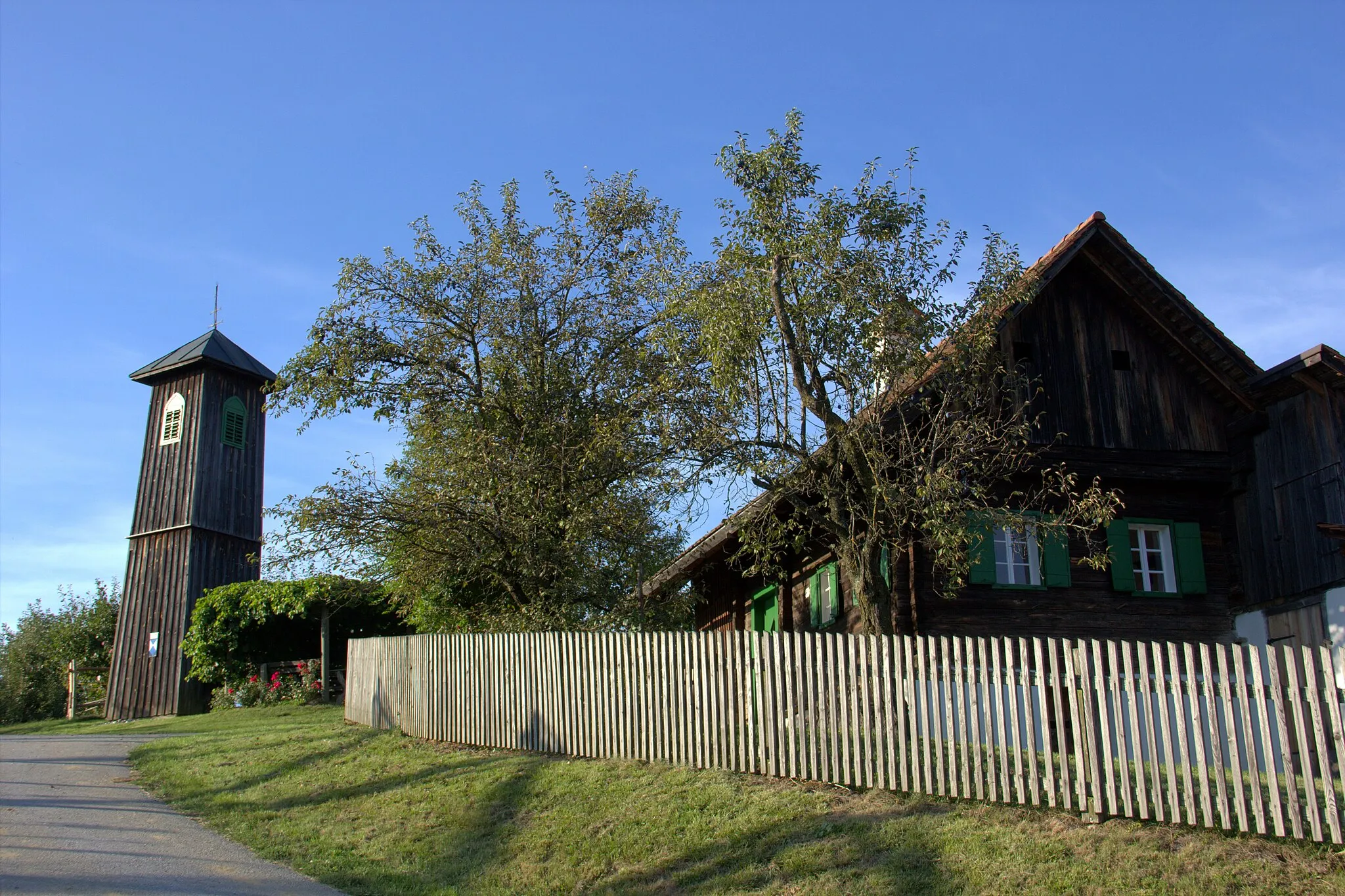 Photo showing: Wetterturm und Wohnhaus, sog. Mesnerkeusche