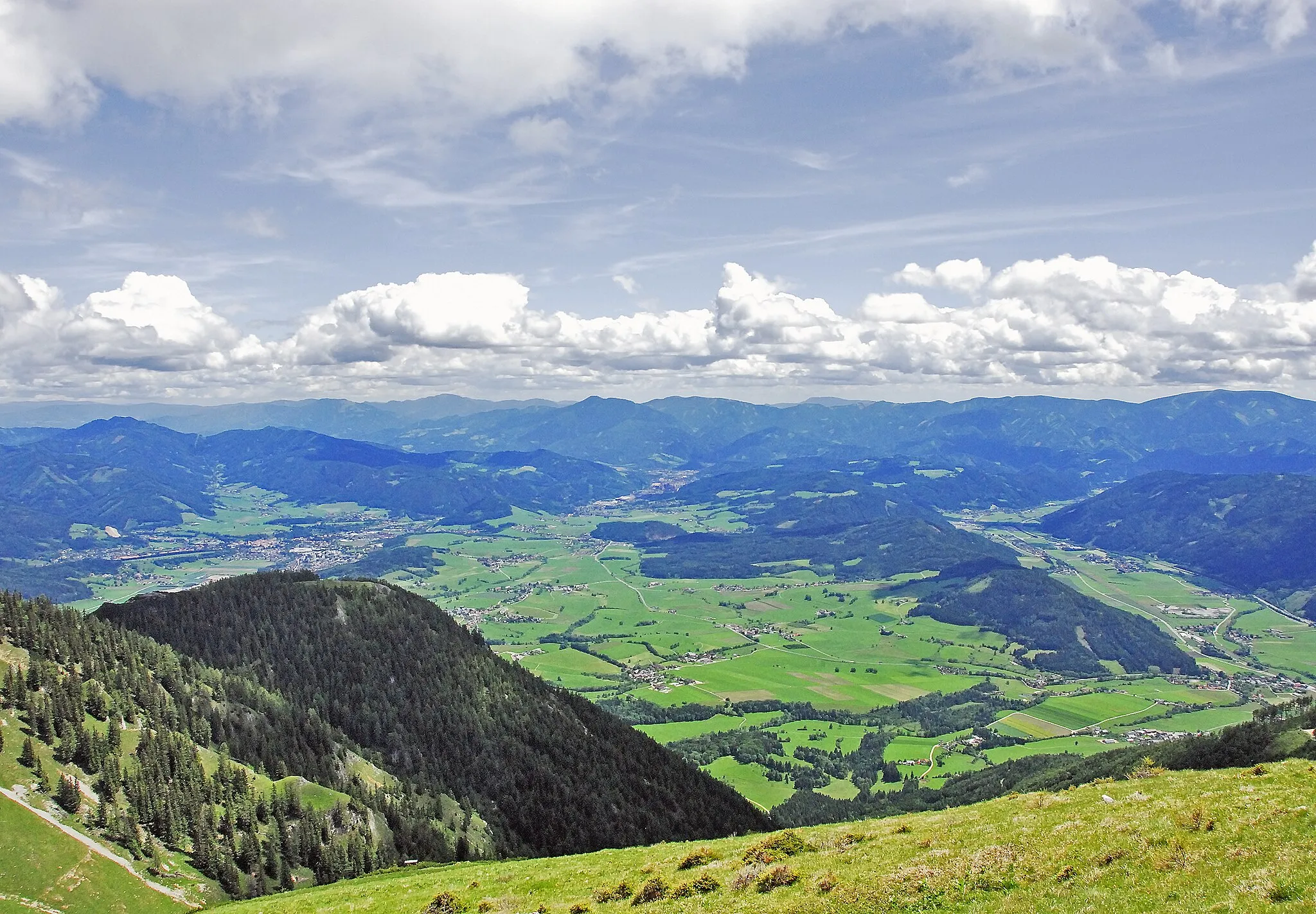 Photo showing: Trofaiach basin as seen from mount Reiting (1849 m) to the east, Styria, Austria. Leoben is at 16 km.