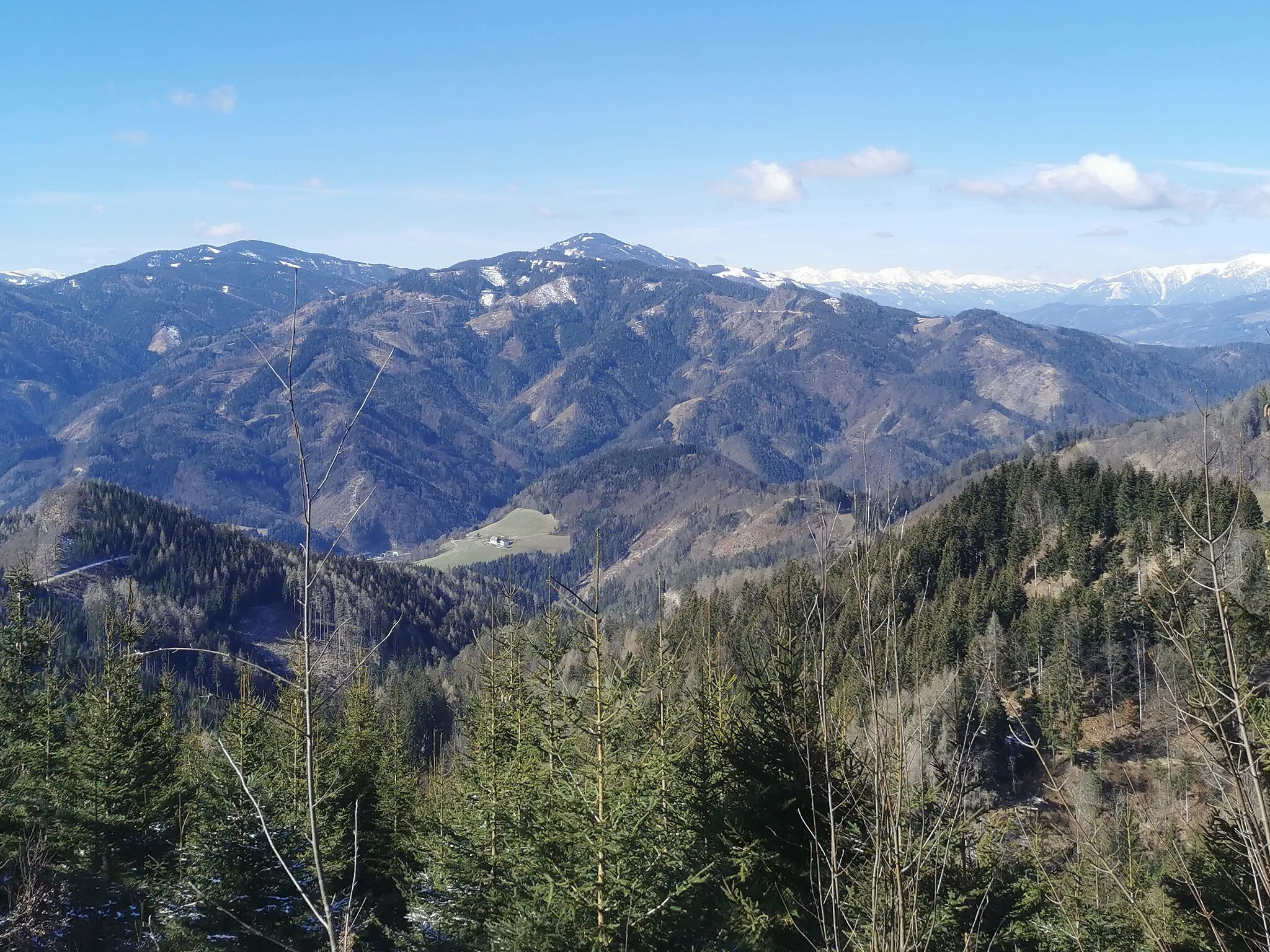 Photo showing: Blick von der Westseite des Rennfelds nach Westen über das Murtal auf den Brucker Hochanger.