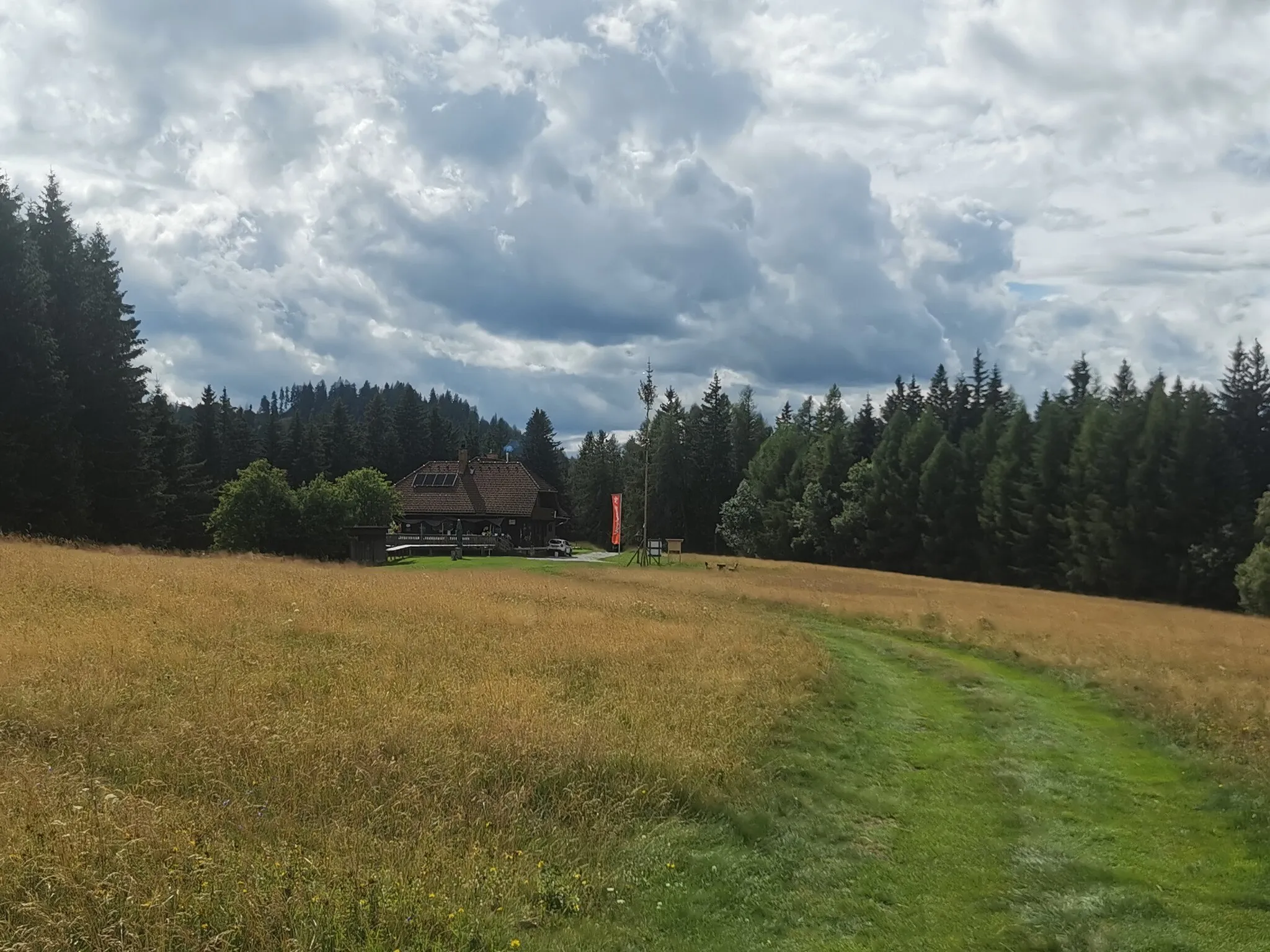 Photo showing: Blick über die Angeralm nach Westen auf das Hochanger-Schutzhaus.