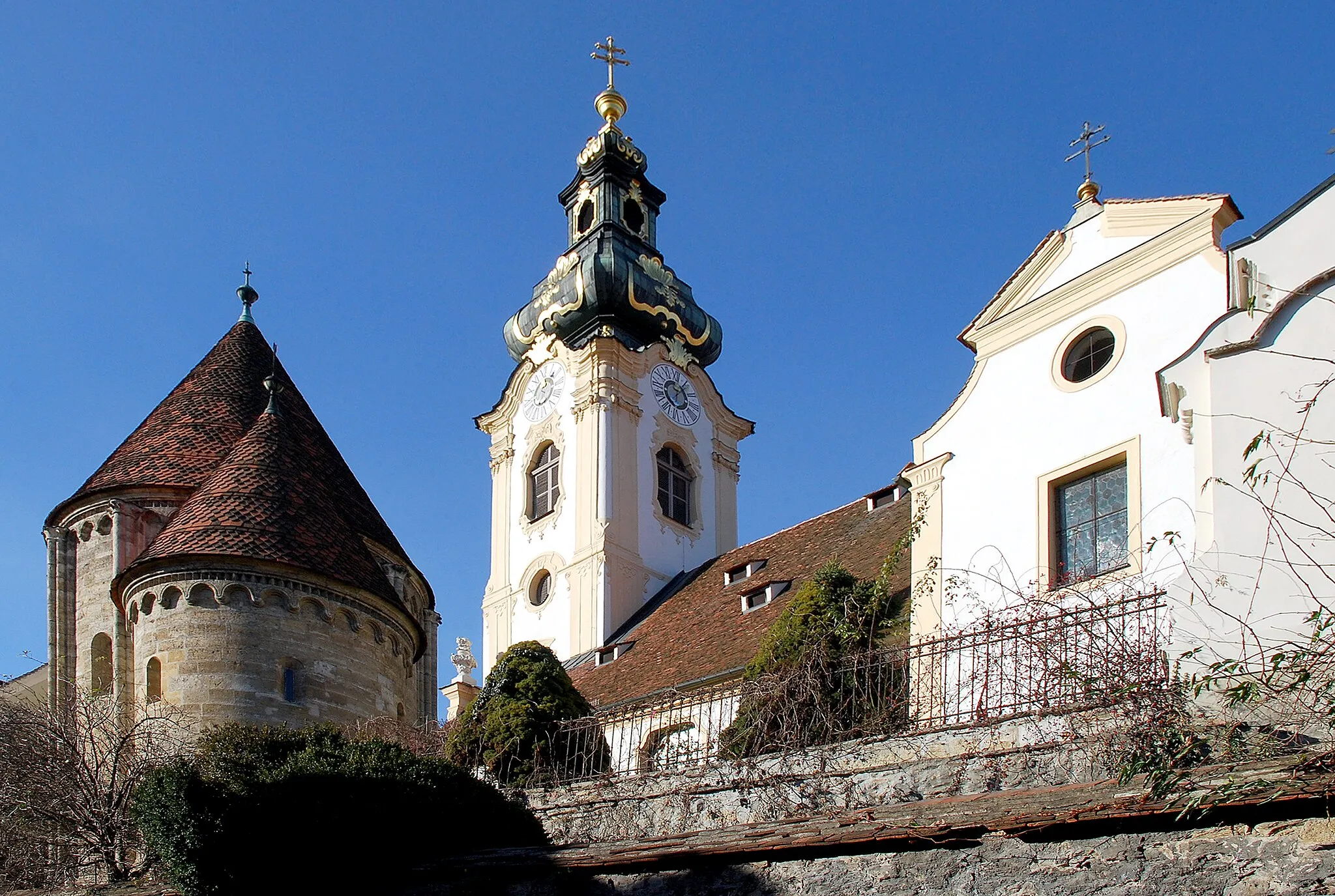 Photo showing: Hartberg, Steiermark, Österreich: Pfarrkirche und Karner