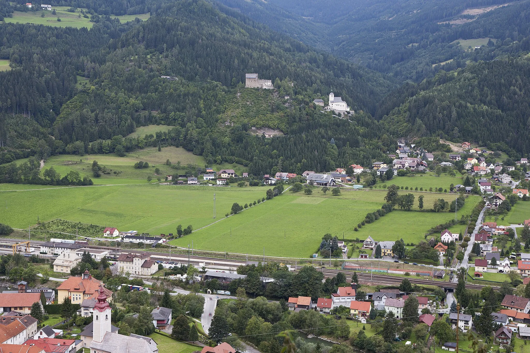 Photo showing: Frauenburg und St. Jakobskirche bei Unzmarkt von Süden