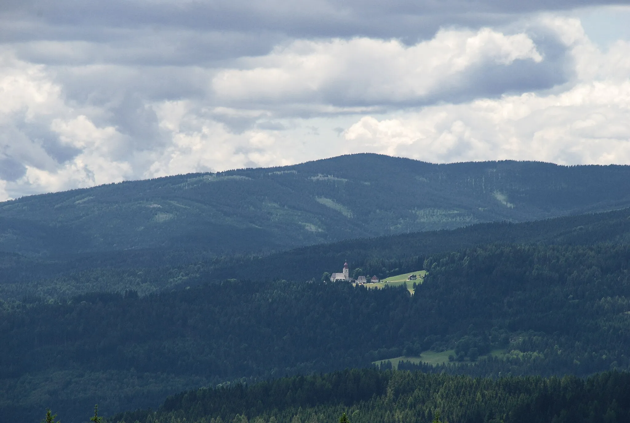 Photo showing: Osterwitz mit Gipfeln der östlichen Koralpe, Lavanttaler Alpen, Steiermark, Österreich