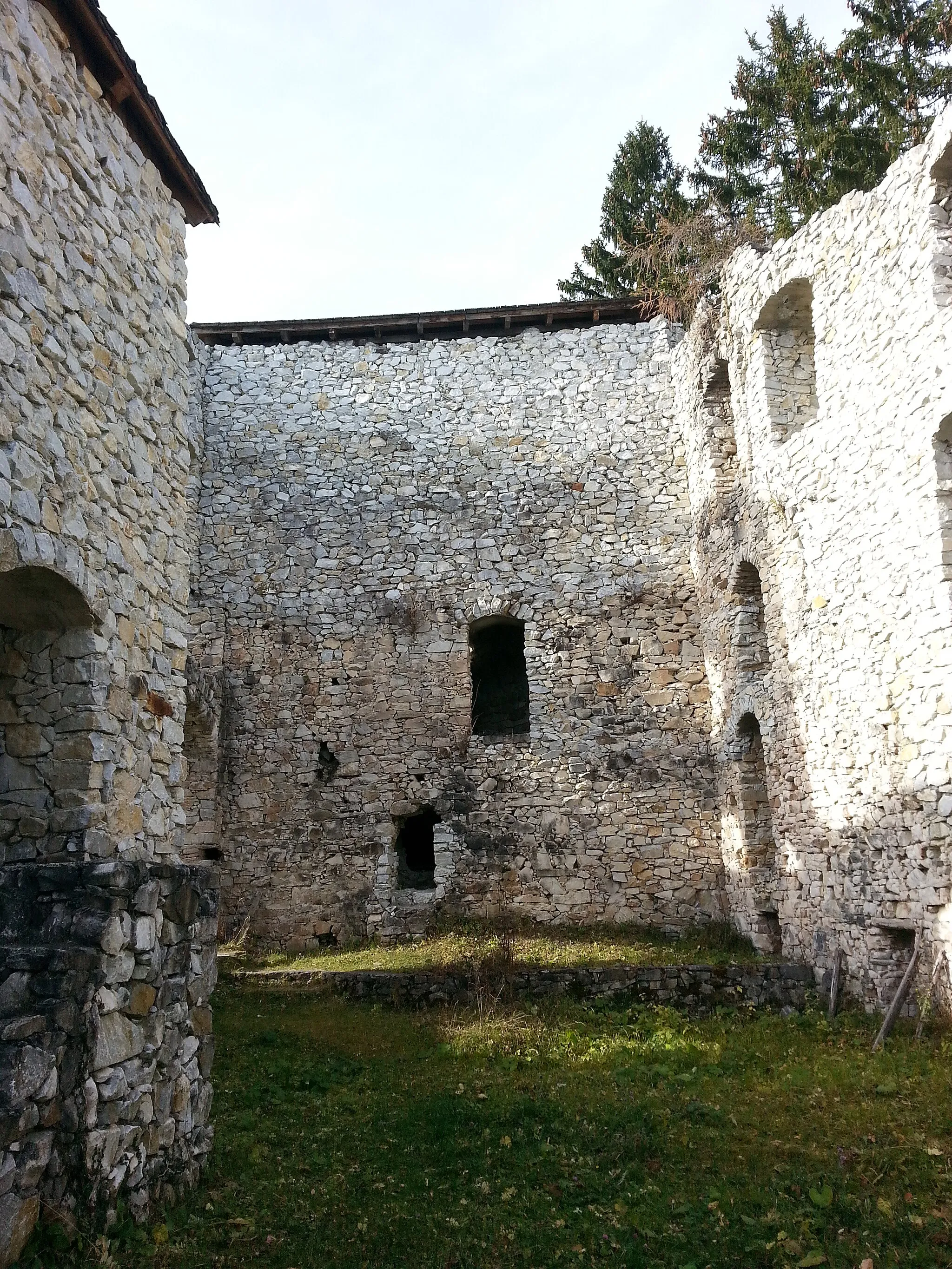 Photo showing: Der Bergfried der Burg Klingenstein vom Innenhof aus gesehen, Steiermark