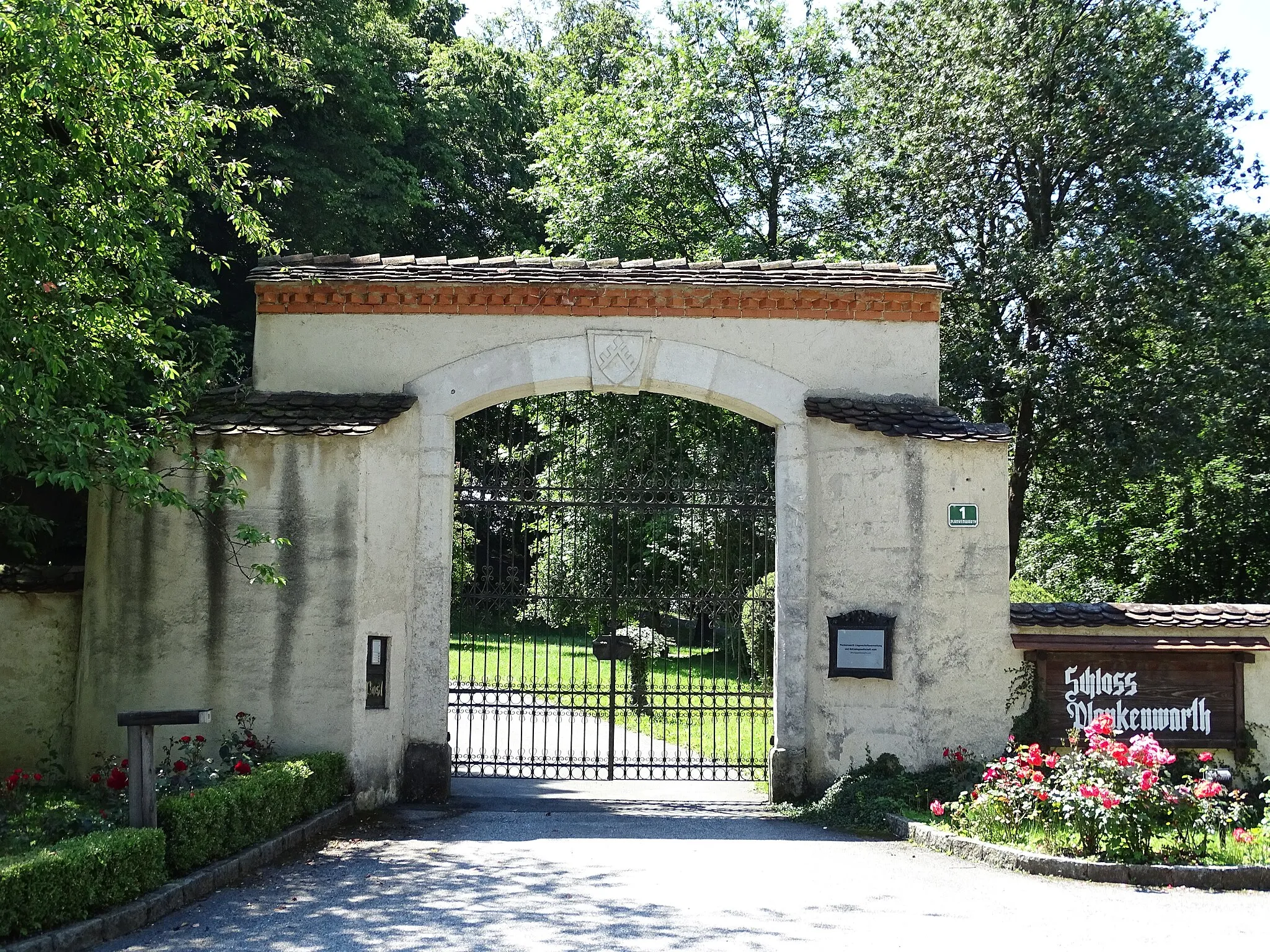 Photo showing: Das Tor an der Zufahrt zum Schloss Plankenwarth in Sankt Oswald bei Plankenwarth