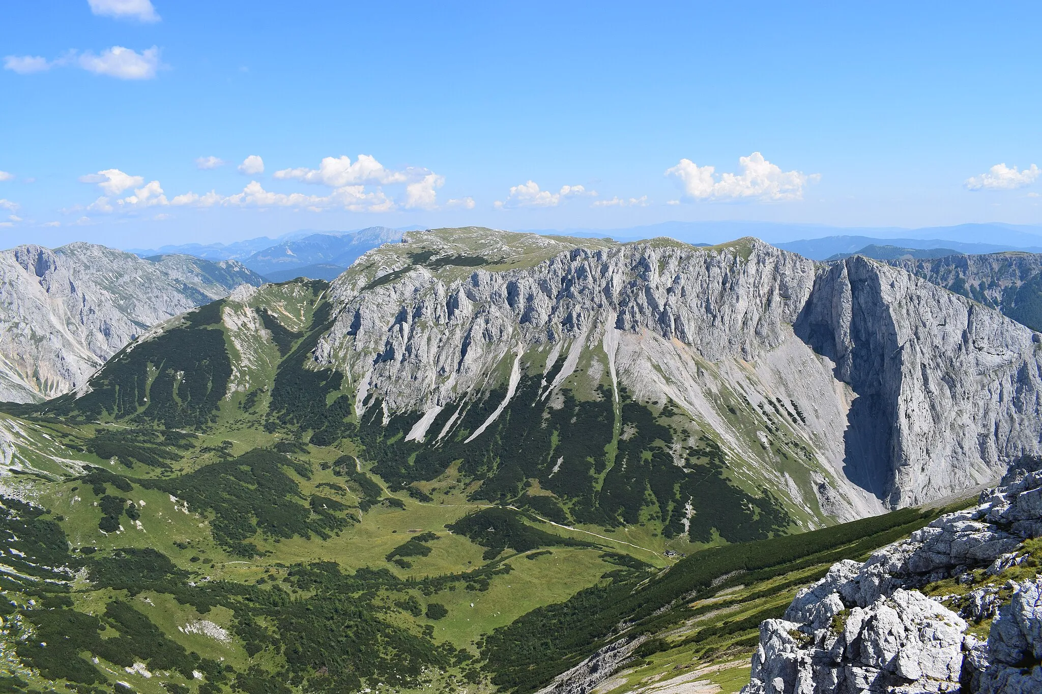 Photo showing: Blick vom Fölzkogel nach Osten über die Fölzalm auf das Plateau der Mitteralm. Hochschwabgruppe, Steiermark, Österreich.