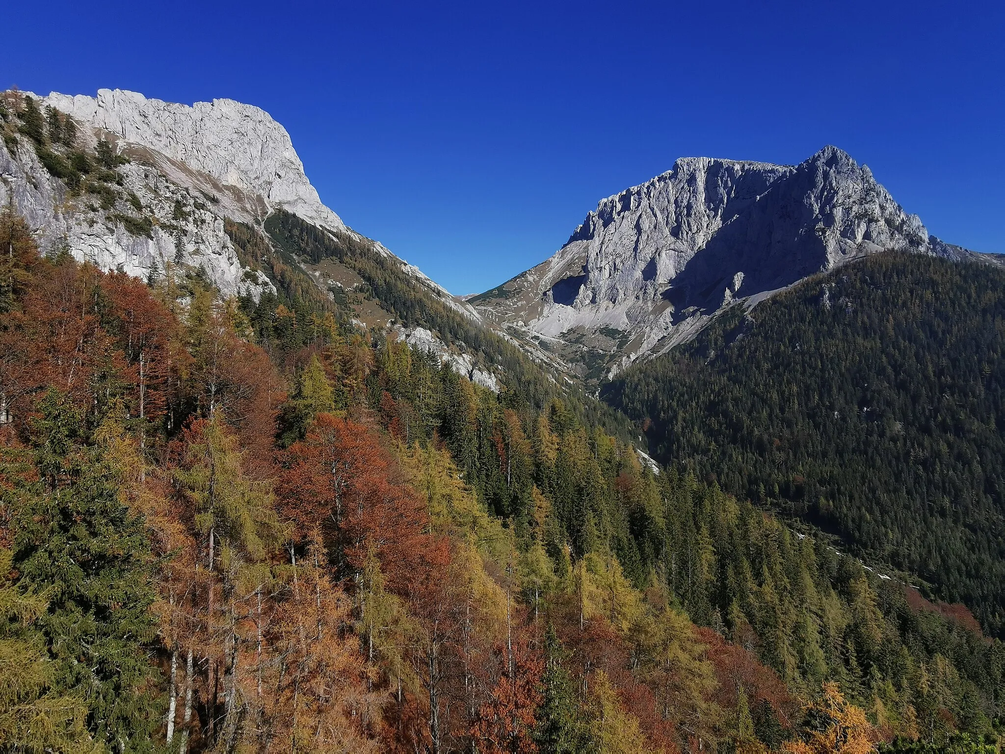 Photo showing: Blick über das obere Ende des Fölzgrabens nach Norden auf Fölzstein (links, 1946m) sowie Schartenapitz (1747m) und Mitteralmturm (1709m) rechts.