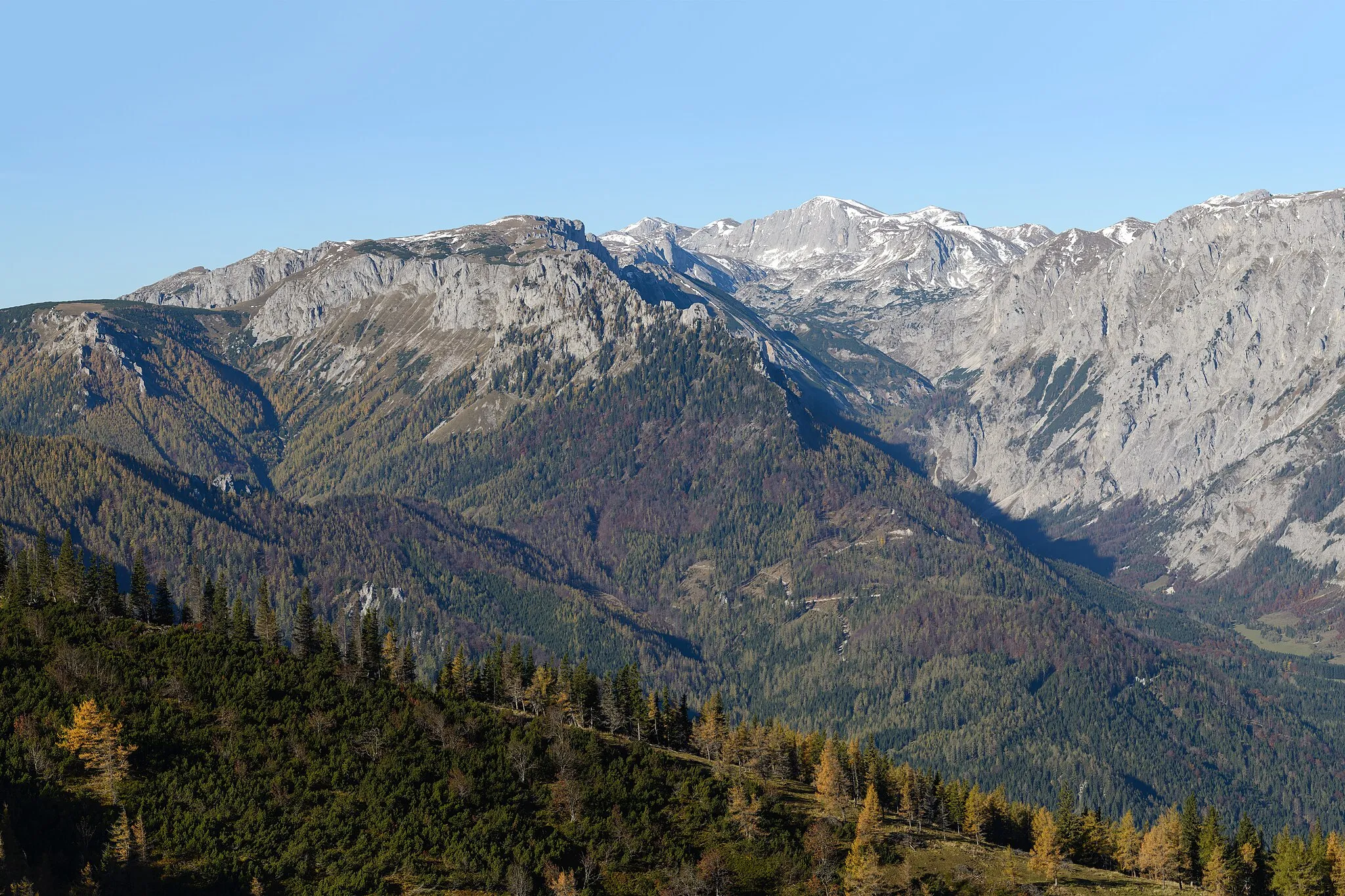 Photo showing: Hochschwab Mountains with Aflenzer Staritzen and Hochschwab (2,277 metres (7,470 ft) – view from Hochanger mountain (1,682 metres (5,518 ft)) near Turnau, Styria, Austria