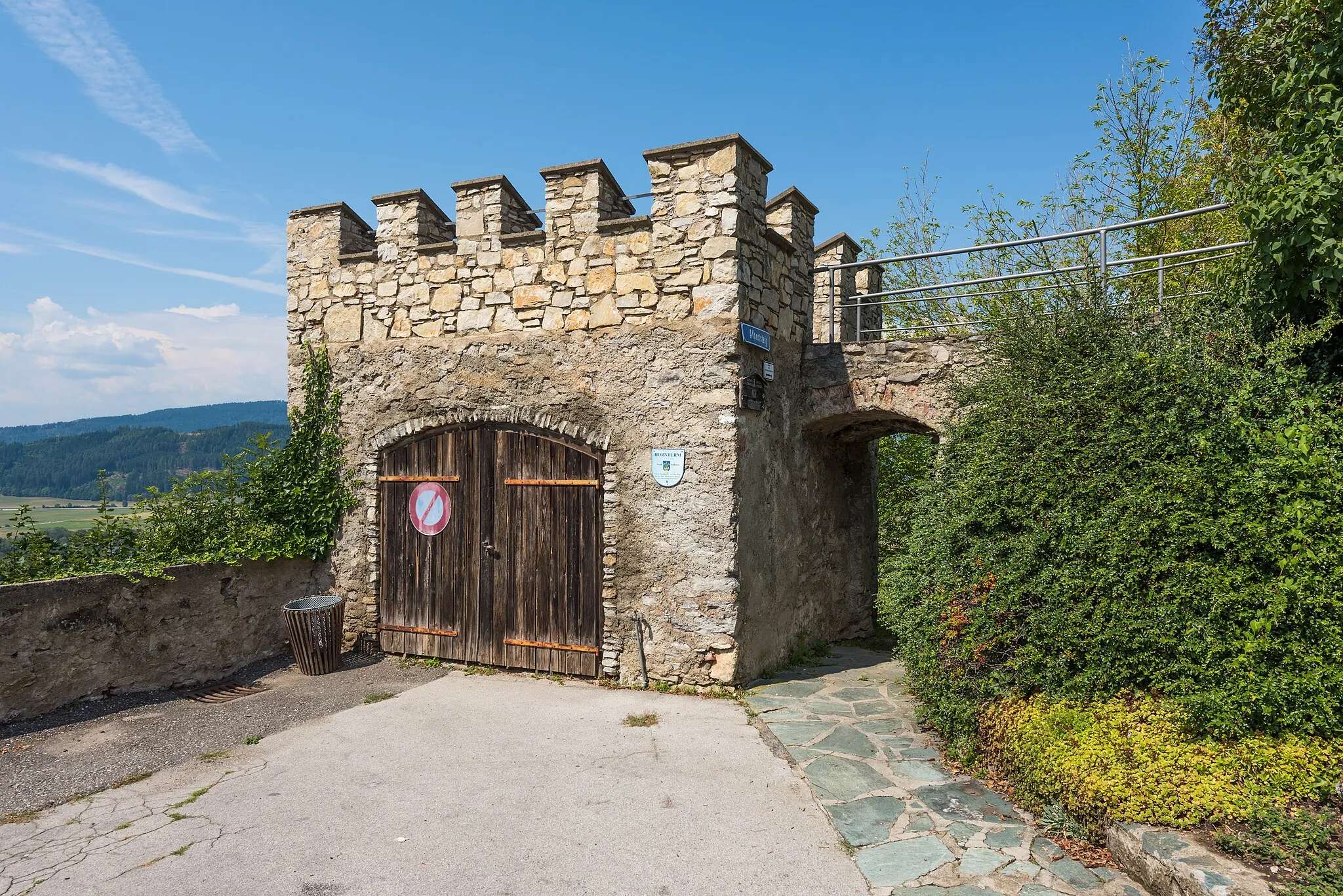 Photo showing: Defense tower «Hornturm» on Burgstrasse, municipality Althofen, district Sankt Veit, Carinthia, Austria, EU