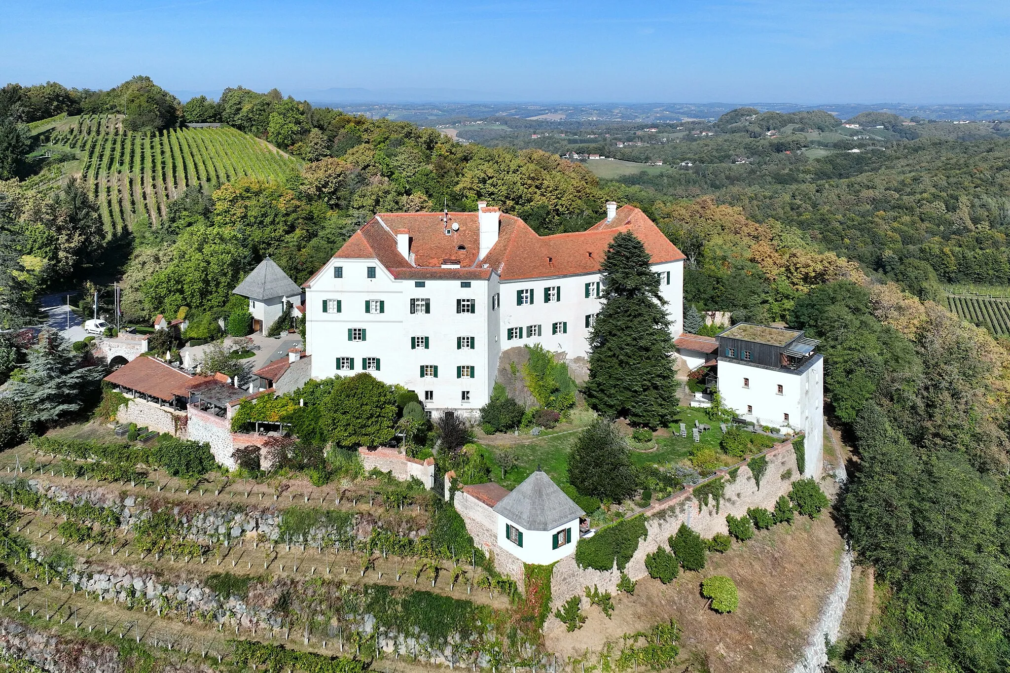 Photo showing: South view of Kapfenstein Castle.