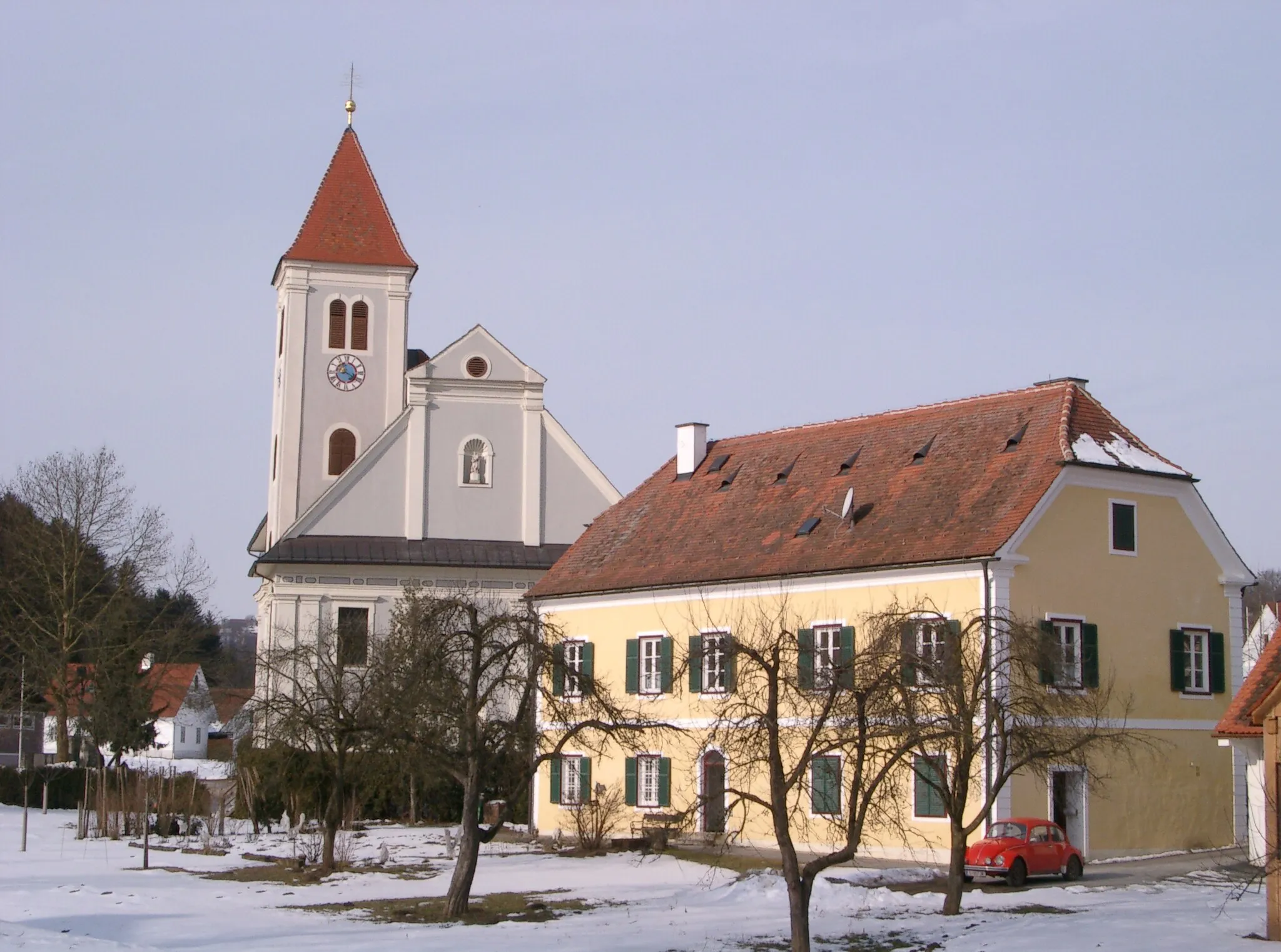 Photo showing: Kath. Pfarrkirche Zum Heiland, und Pfarrhof