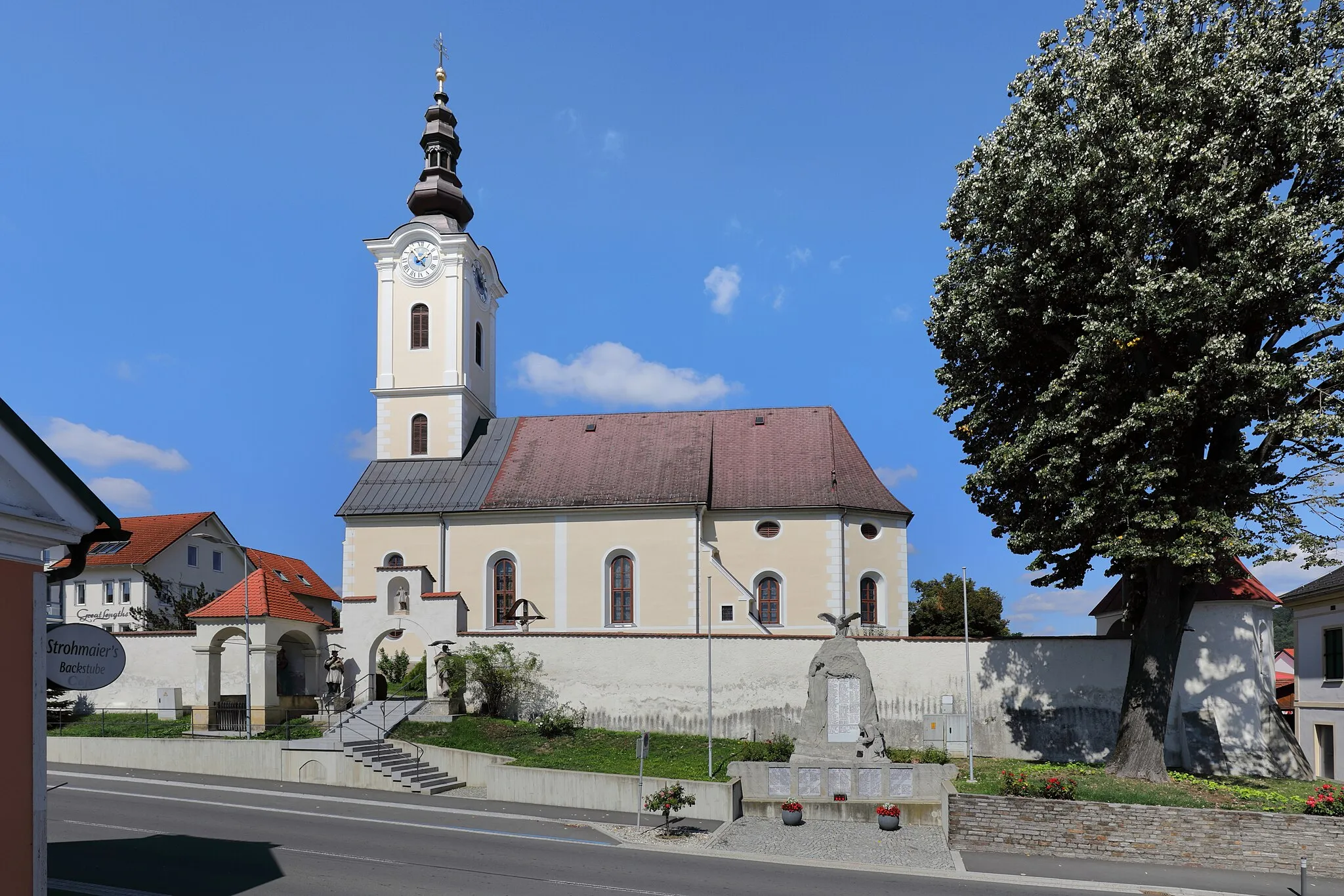 Photo showing: South view of the parish church in St. Stefan im Rosental, Austria.