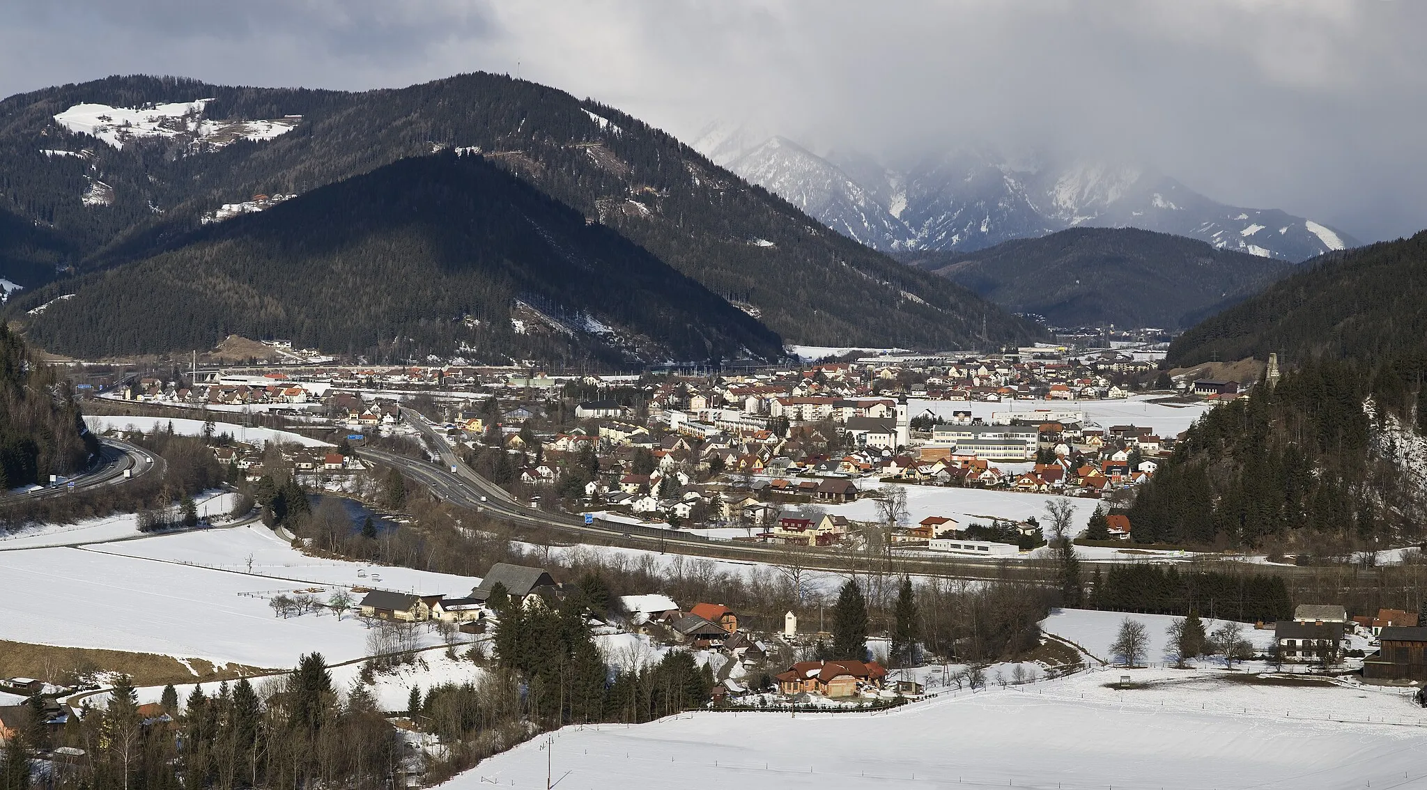 Photo showing: Blick auf Sankt Michael in Obersteiermark vom Flaterberg. Das Bild zeigt den Ort von Süden.