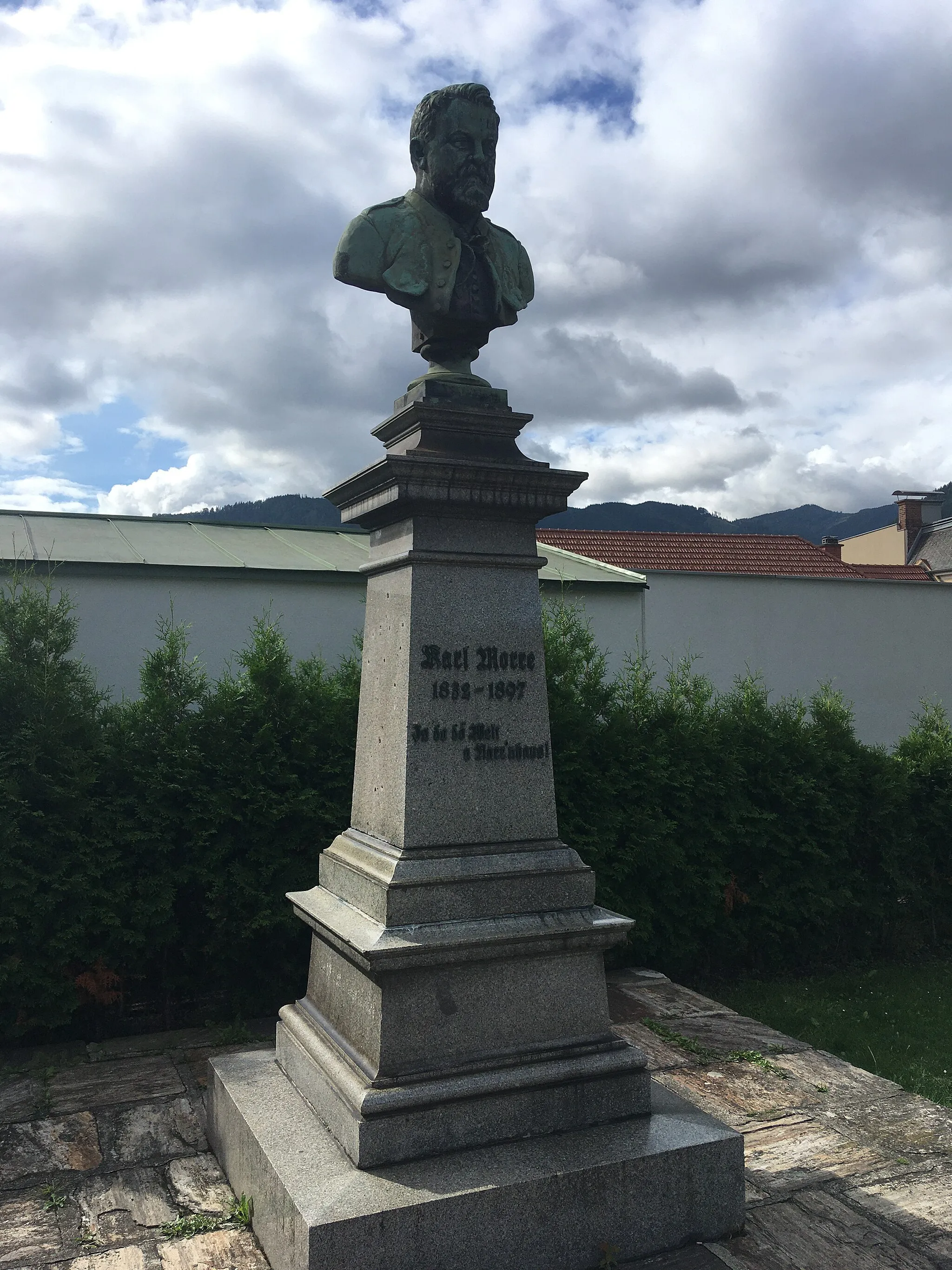 Photo showing: Denkmal mit der Büste von Karl Morre und der Inschrift: "Is do dö Welt a Norr'nhaus!". Das Denkmal steht in Bruck an der Mur in der Bahnhofstraße.