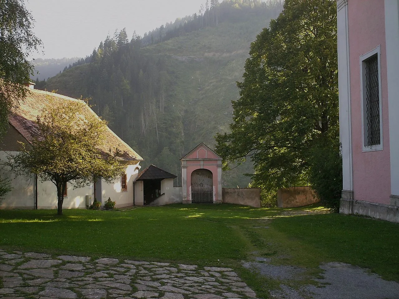 Photo showing: Kirchhof/Friedhof ehemaliger, Friedhofsmauer bei der Katharinenkirche in Stanz i M/Österreich.