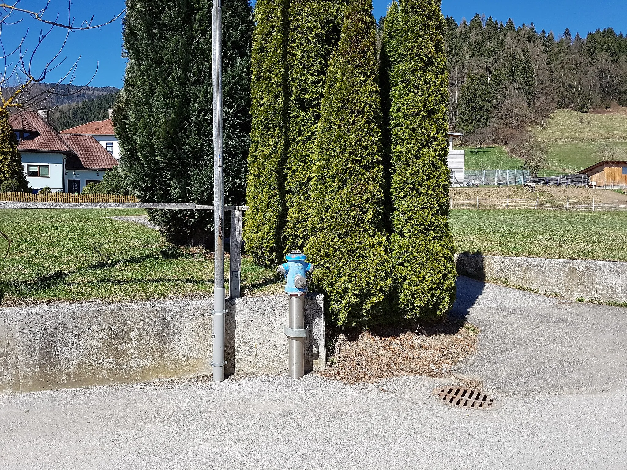 Photo showing: This fire-fighting facility can be inspected and edited within OsmHydrant (show).

English | français | +/−