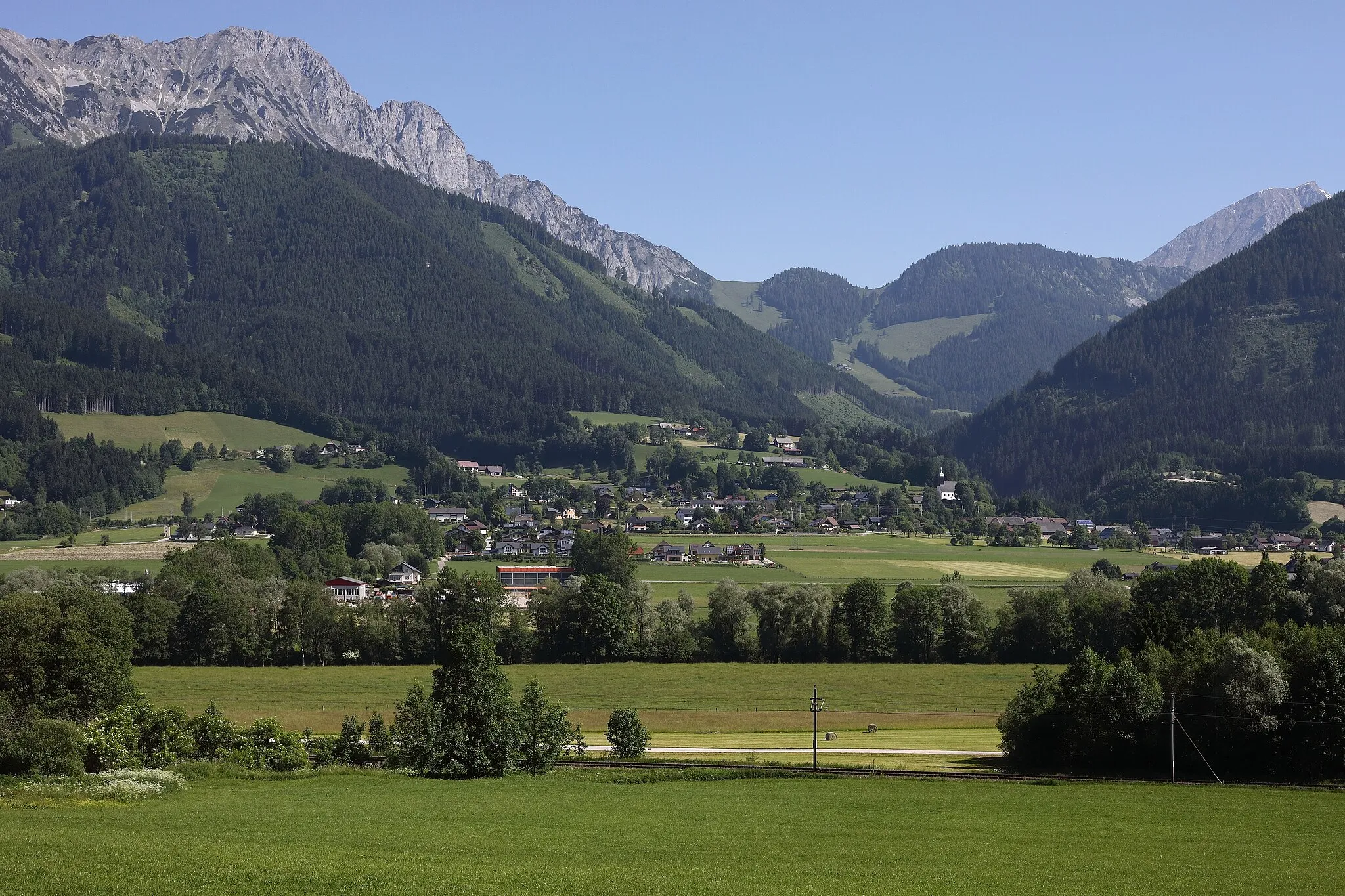 Photo showing: Die Gemeinde Ardning im Ennstal von Süden her gesehen. Steiermark, Österreich