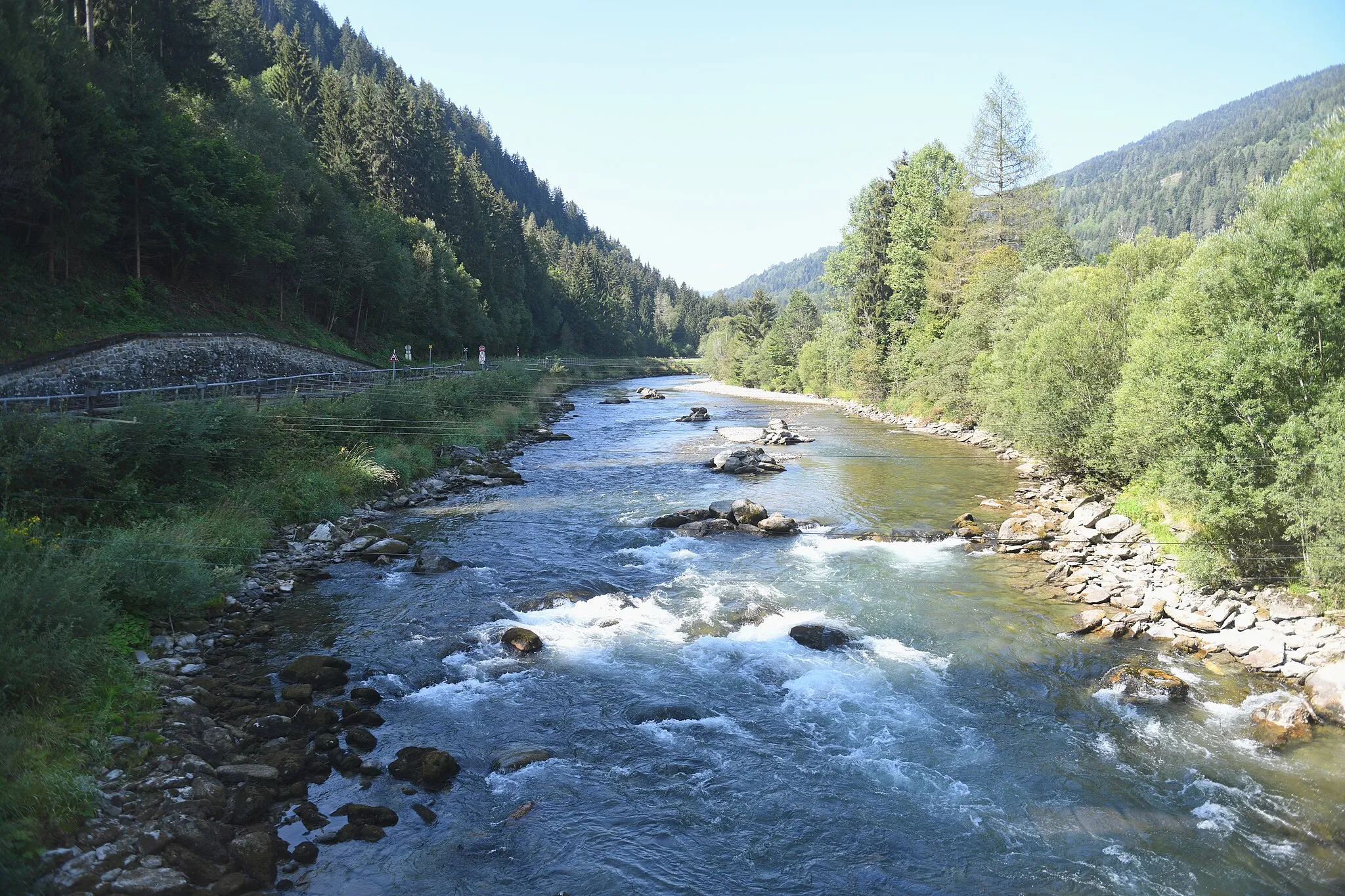 Photo showing: Die Mur bei de:Sankt Ruprecht ob Murau von der Holzbrücke bei St. ruprecht aus gesehen. Blickrichtung Westen, flußaufwärts