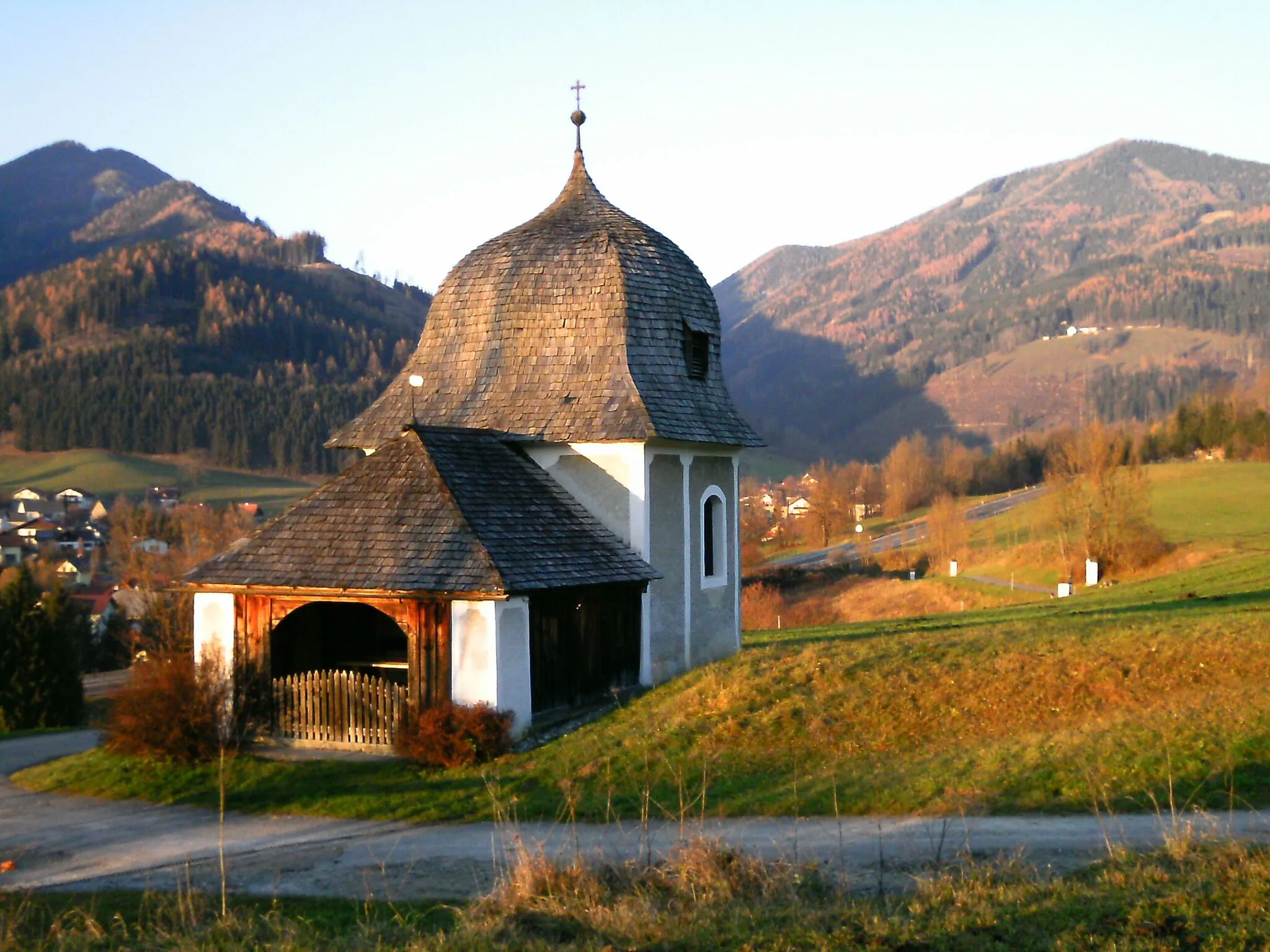 Photo showing: Kreuzweg (rechts im Mittelgrund) zur Kalvarienbergkapelle ("Tutschacher Kapelle") in Aflenz-Jauring.