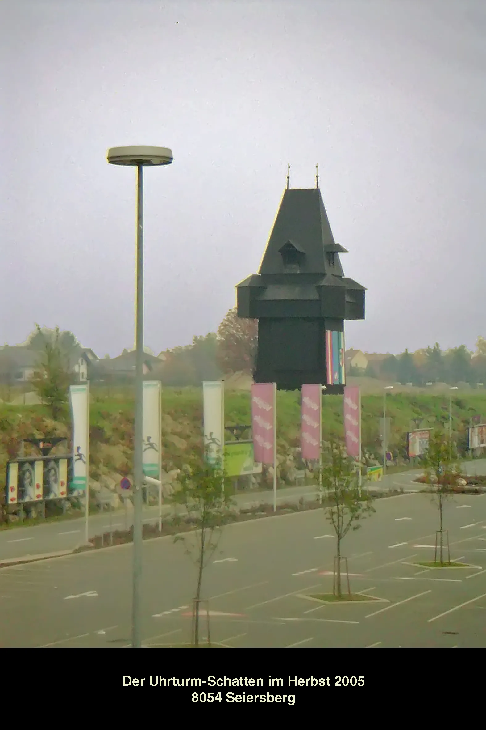 Photo showing: Uhrturm-Schatten, Graz-Seiersberg, 31. Oktober 2005