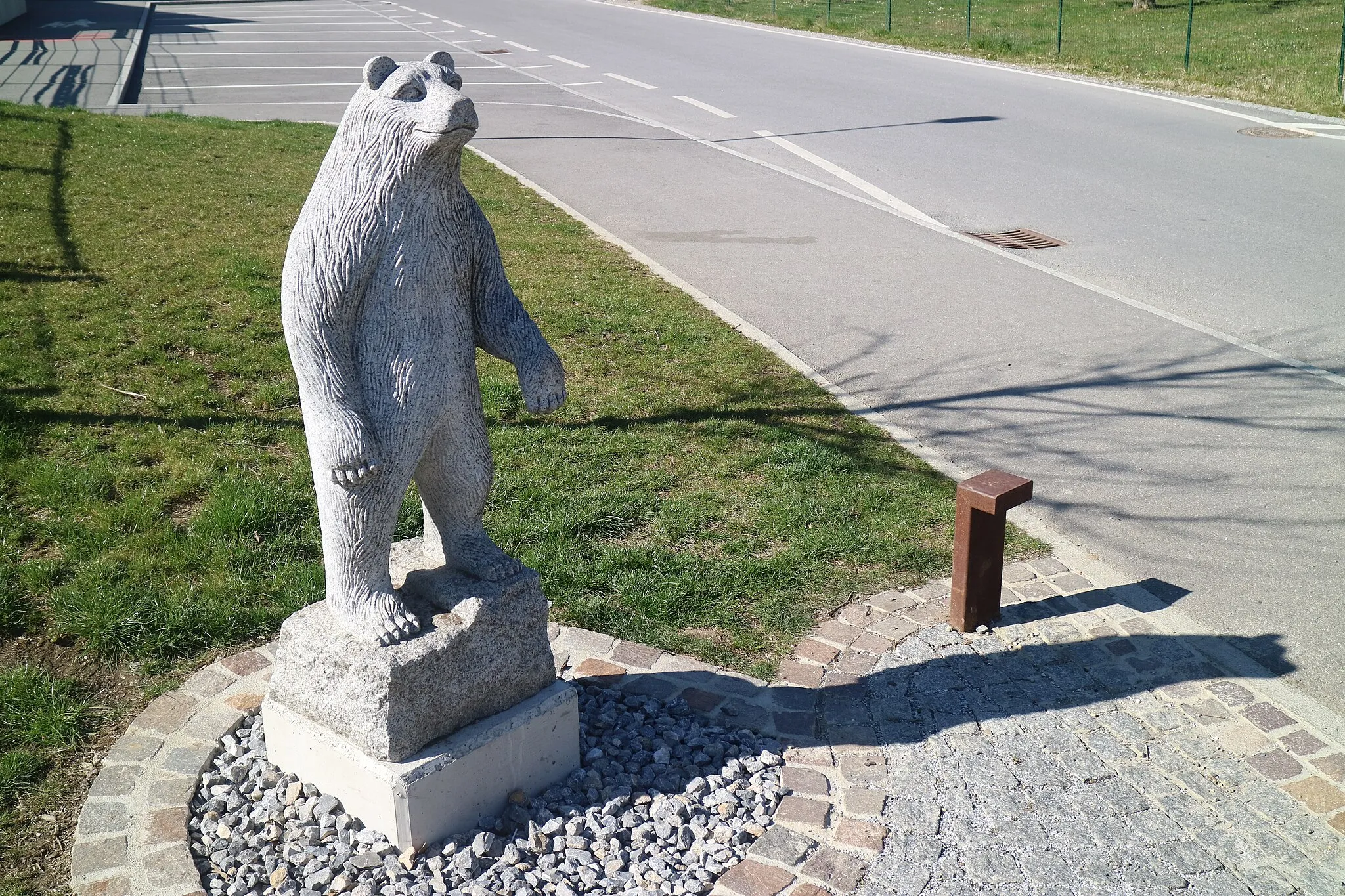 Photo showing: Statue zum Windorfer Bärenfang in Pirka (Steiermark), errichtet 2010 anlässlich der 25-jährigen Partnerschaft der Gemeinden Windorf (Bayern) und Pirka/Windorf