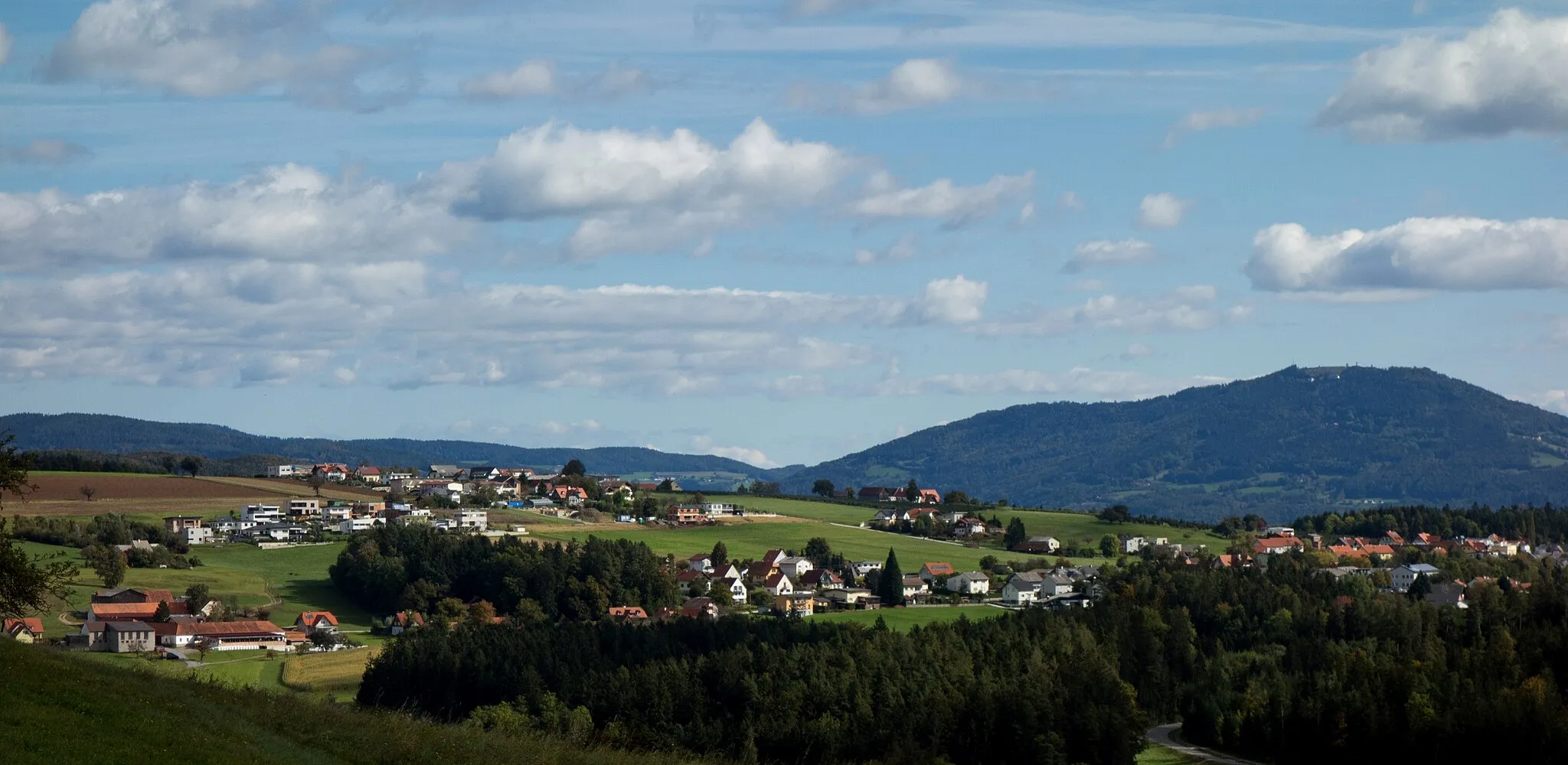 Photo showing: Göttelsberg, die größte Ortschaft in der Gemeinde Mortantsch, von Mortantsch-Dorf aus gesehen. Im Hintergrund der Kulm mit Mariabrunn. Steiermark, Österreich