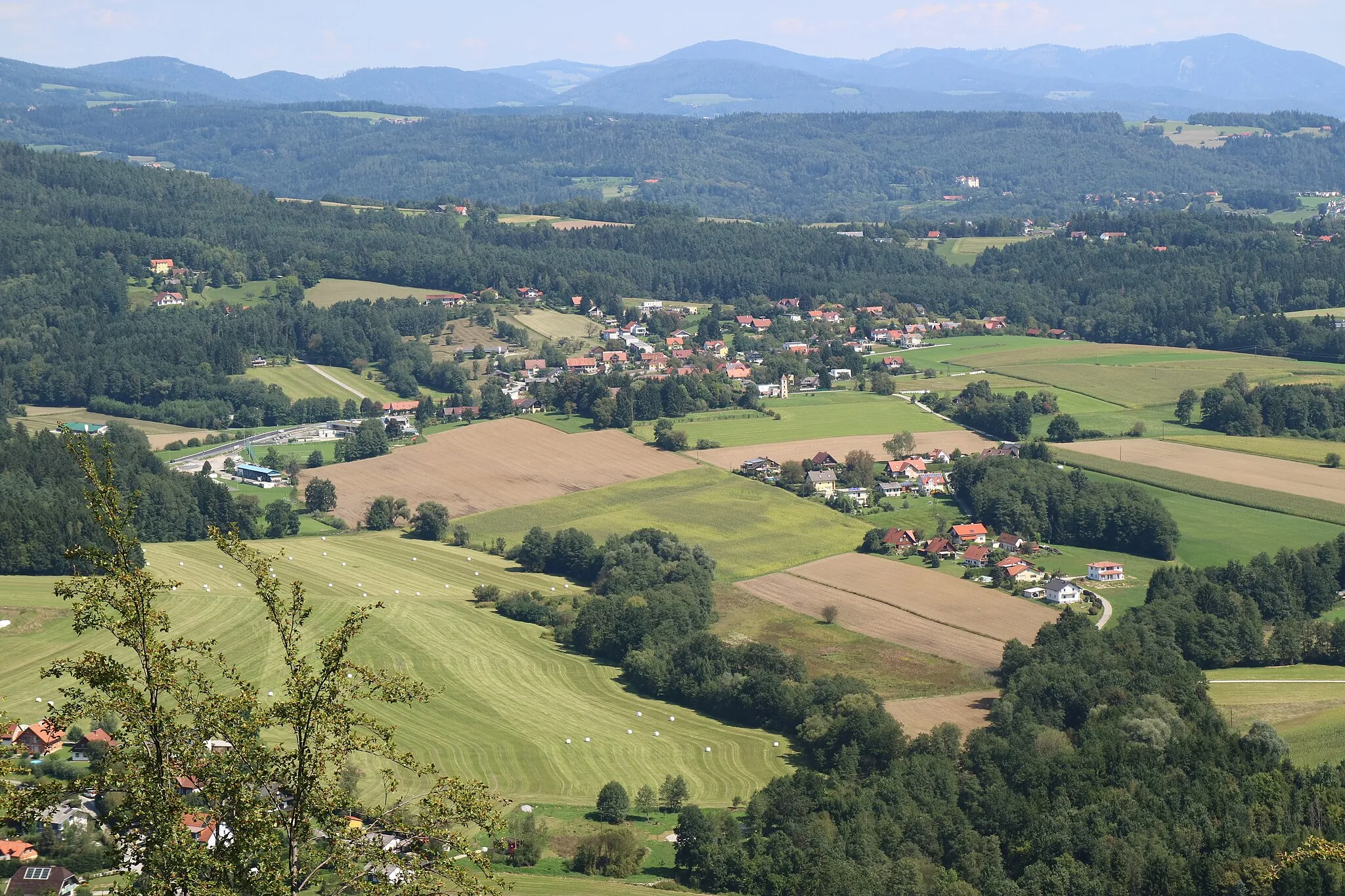 Photo showing: Blick vom Hauenstein nach Nordosten auf die Ortschaft Niederschöckel und über die Gemeinde Weinitzen (Steiermark)