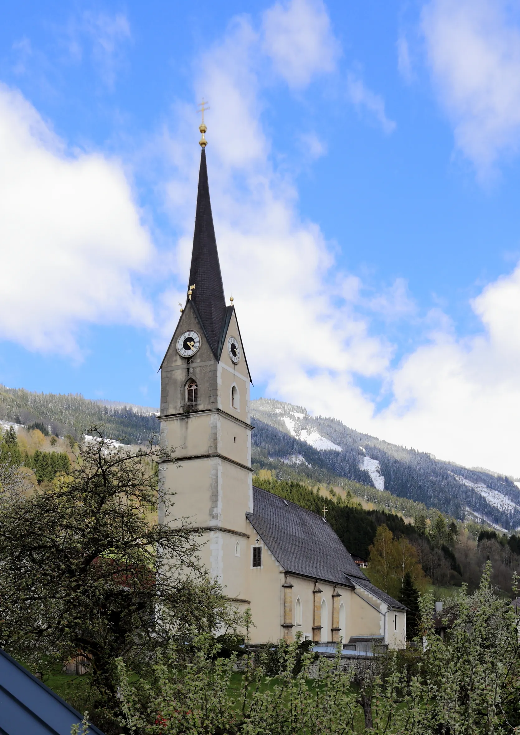 Photo showing: Die katholische Pfarrkirche Hl. Dreifaltigkeit der steiermärkischen Marktgemeinde Gaishorn am See.