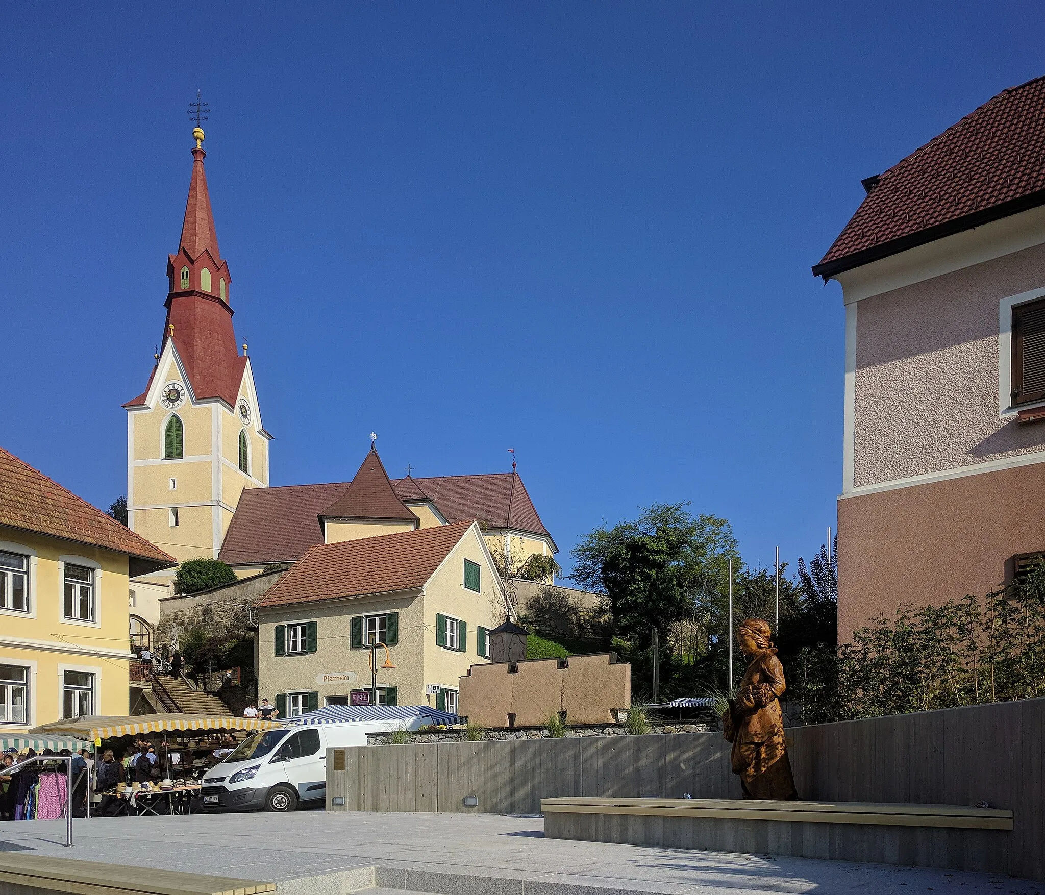 Photo showing: Kath. Pfarrkirche hl. Andreas in Jagerberg, Steiermark, vom 2018 neu gestalteten Marktplatz aus gesehen. Im vordergrund die Notburgastatue