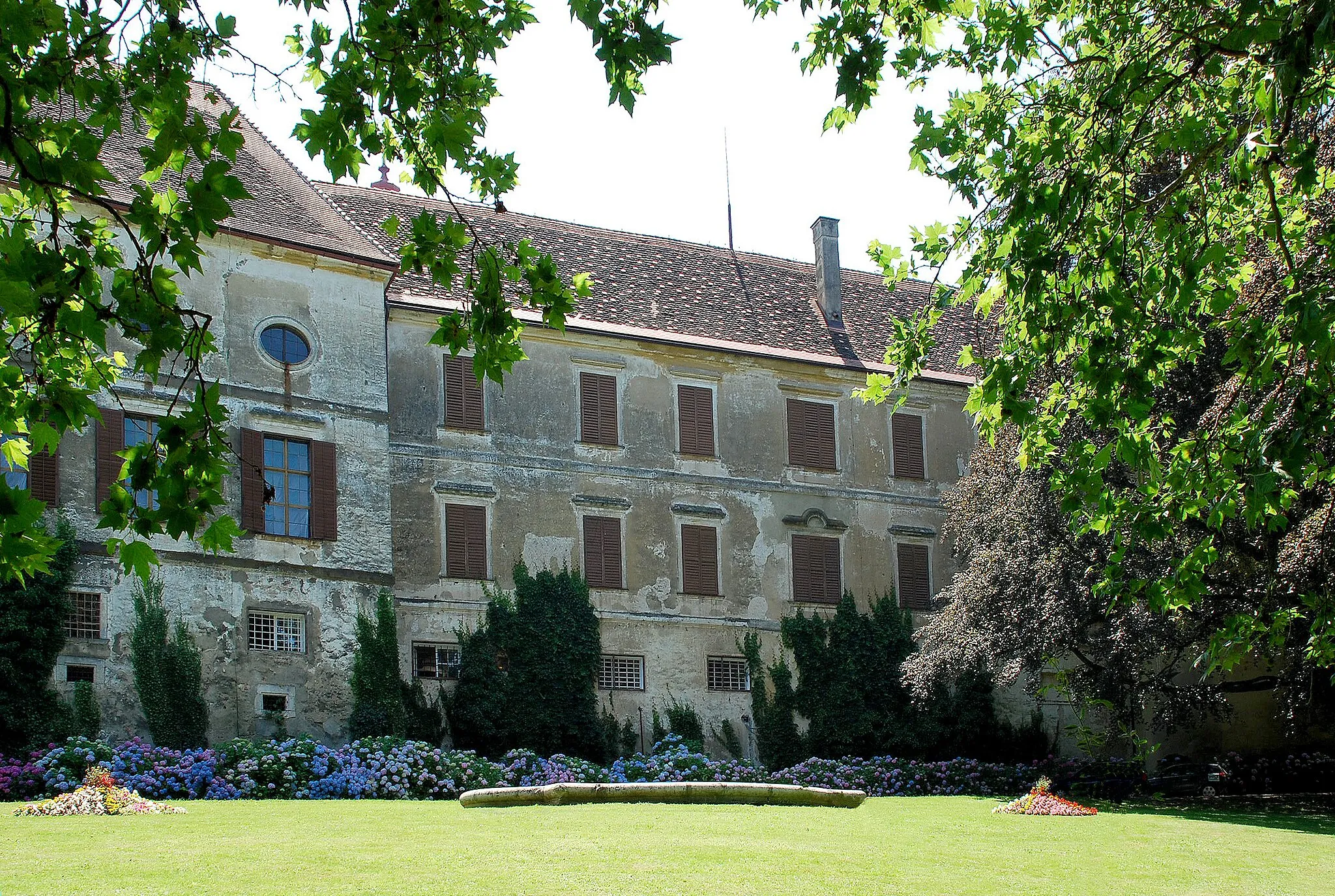 Photo showing: Hollenegg, Steiermark, Österreich: Schloss Hollenegg, Nordfront mit barocker Brunnenschale

This media shows the protected monument with the number 3948 in Austria. (Commons, de, Wikidata)