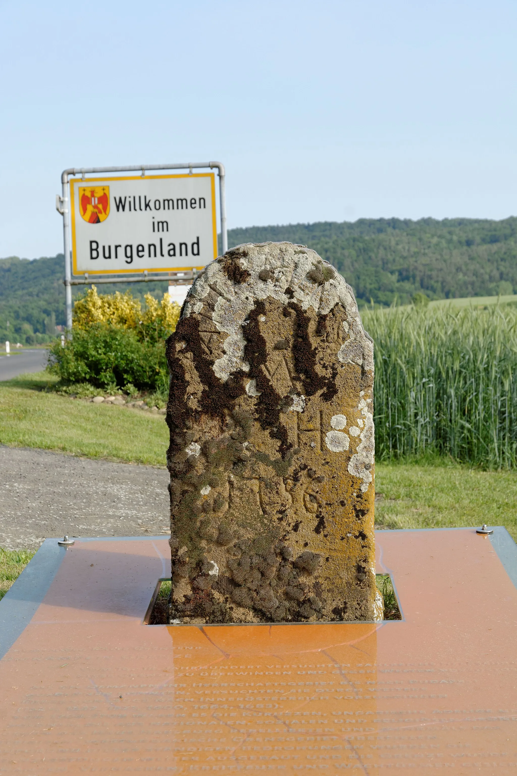 Photo showing: Maria Theresia-boundary stone near Kalch, Municipality Neuhaus am Klausenbach, Burgenland and Neustift, Municipality Kapfenstein, Styria, Austria