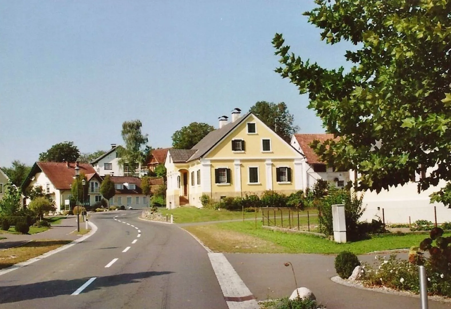 Photo showing: Main road