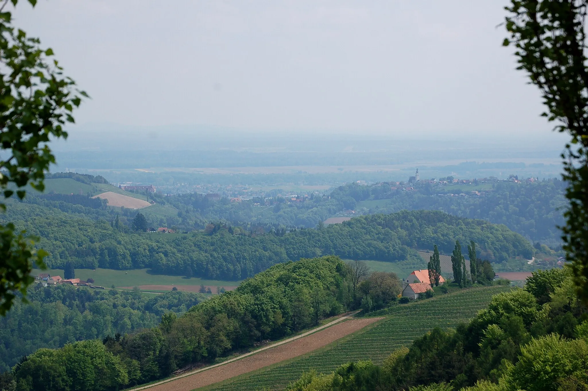 Photo showing: View across Sausal hills and Mur valley from Kitzeck im Sausal, Styria. In the middle area the spire of Frauenberg bei Leibnitz pilgrimage church and parts of Seggau castle can be seen.