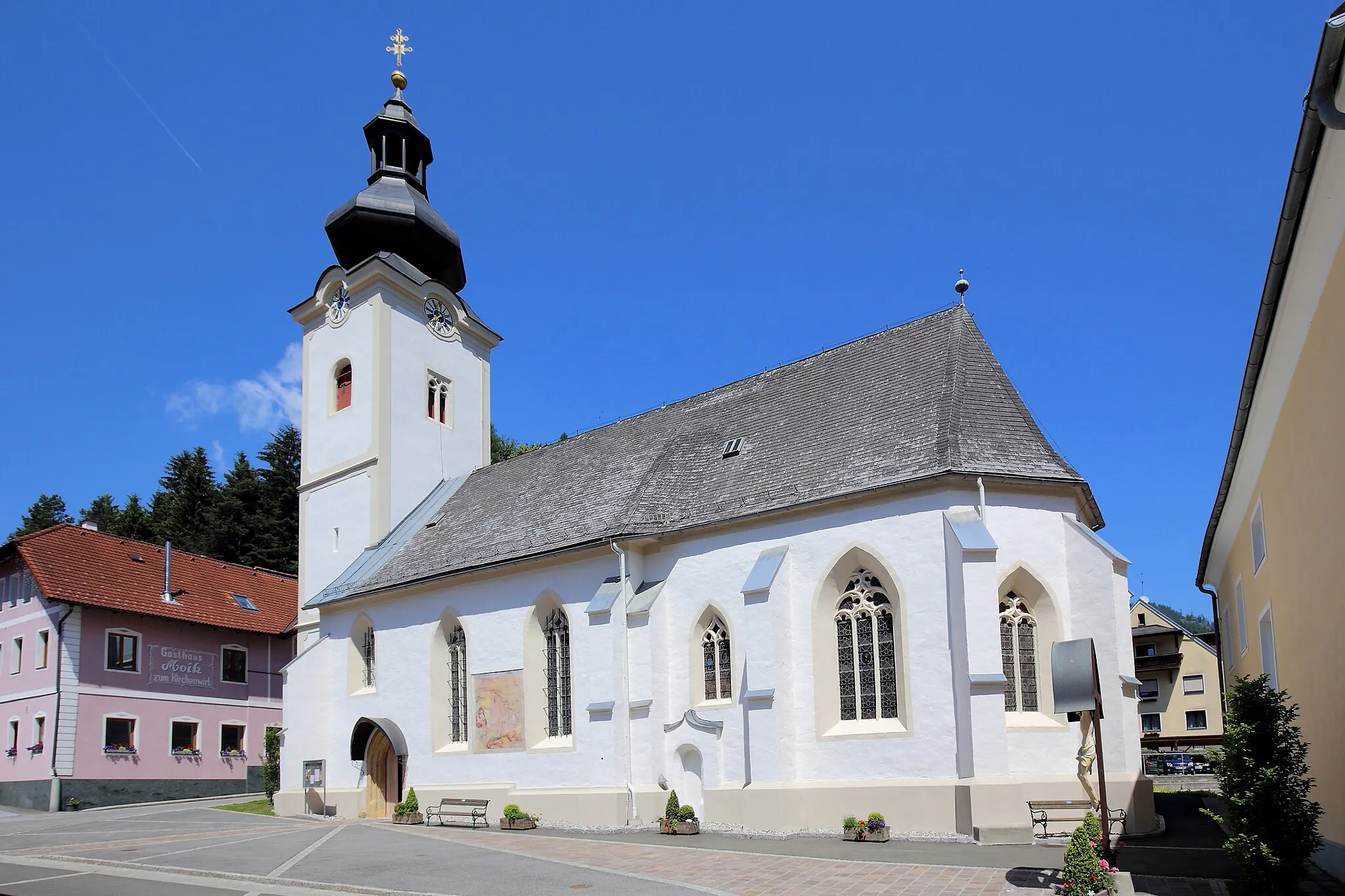 Photo showing: Südostansicht der Pfarrkirche hl. Katharina in Sankt Katharein an der Laming, ein Ortsteil der österreichischen Gemeinde Tragöß-Sankt Katharein im steirischen Bezirk Bruck-Mürzzuschlag. Ein spätgotischer Sakralbau aus dem Anfang des 16. Jahrhunderts. Das barocke Zwiebeldach des dreigeschossigen Turmes wurde 1931 erneuert.