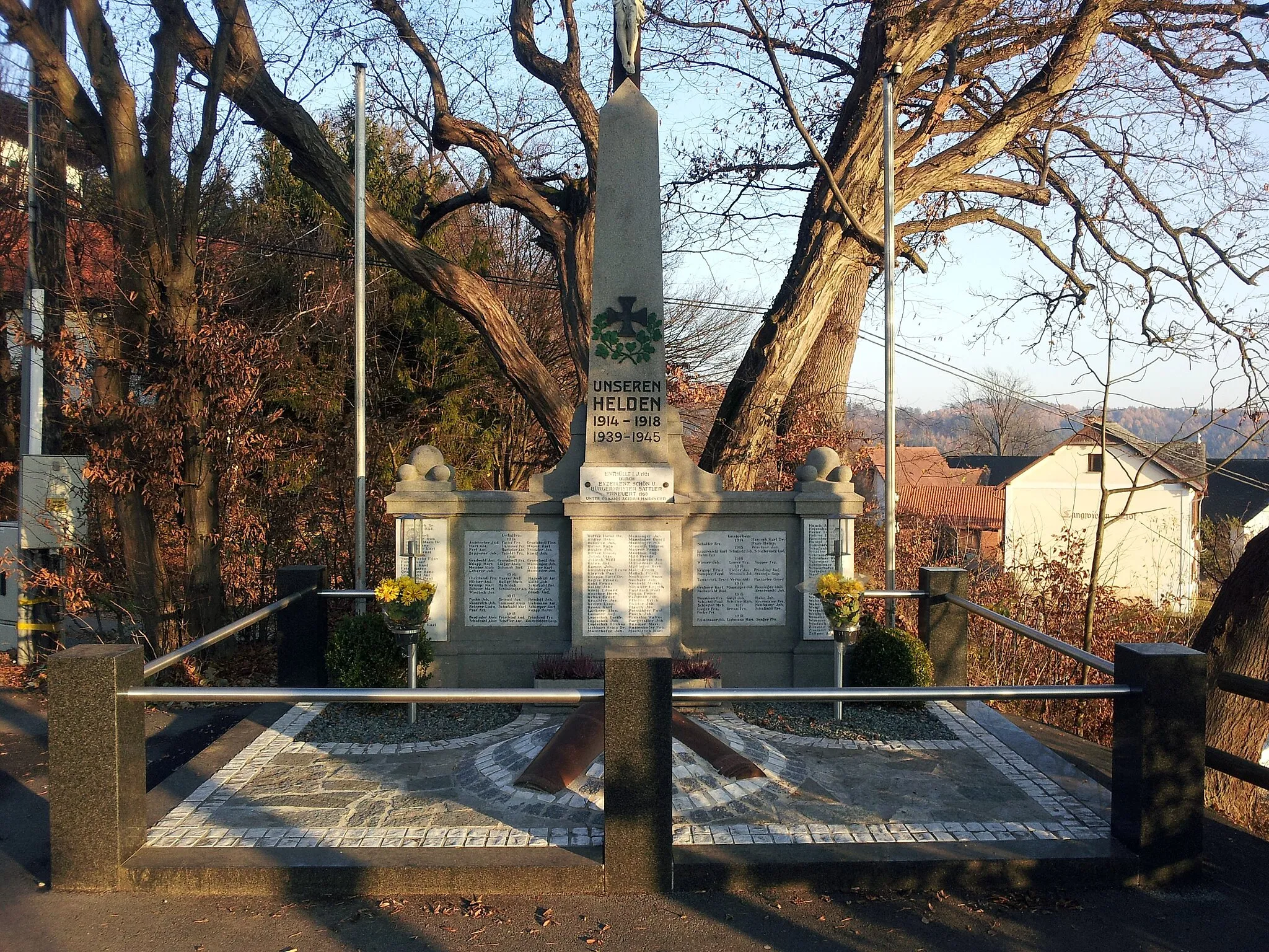 Photo showing: Kriegerdenkmal