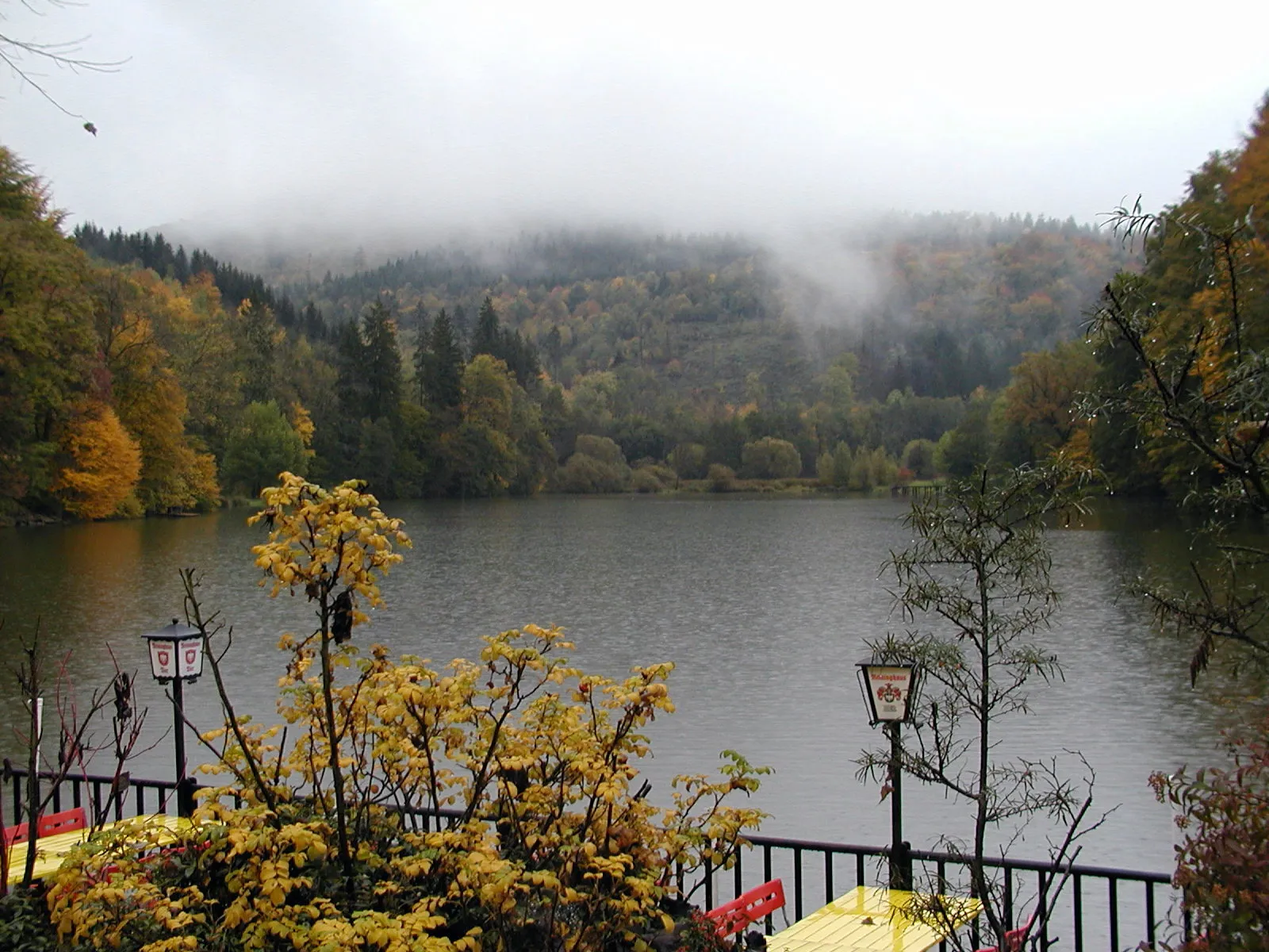 Photo showing: Thalersee im Herbst mit der Terrasse des alten Restaurants