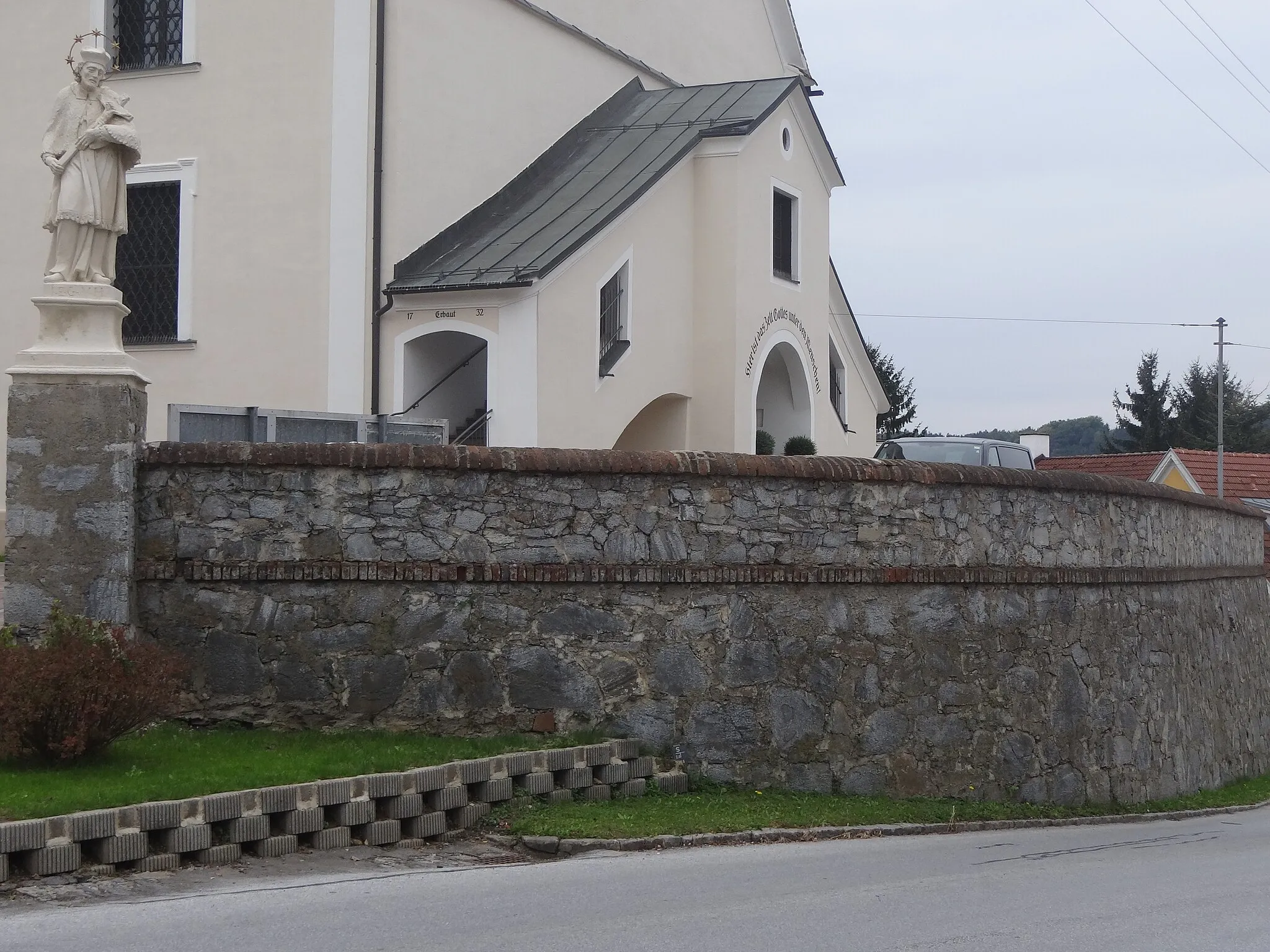 Photo showing: Ehem. Friedhof mit Stiegenanlage, Ummauerung und integr. Figurenbildstock hl. Johannes Nepomuk