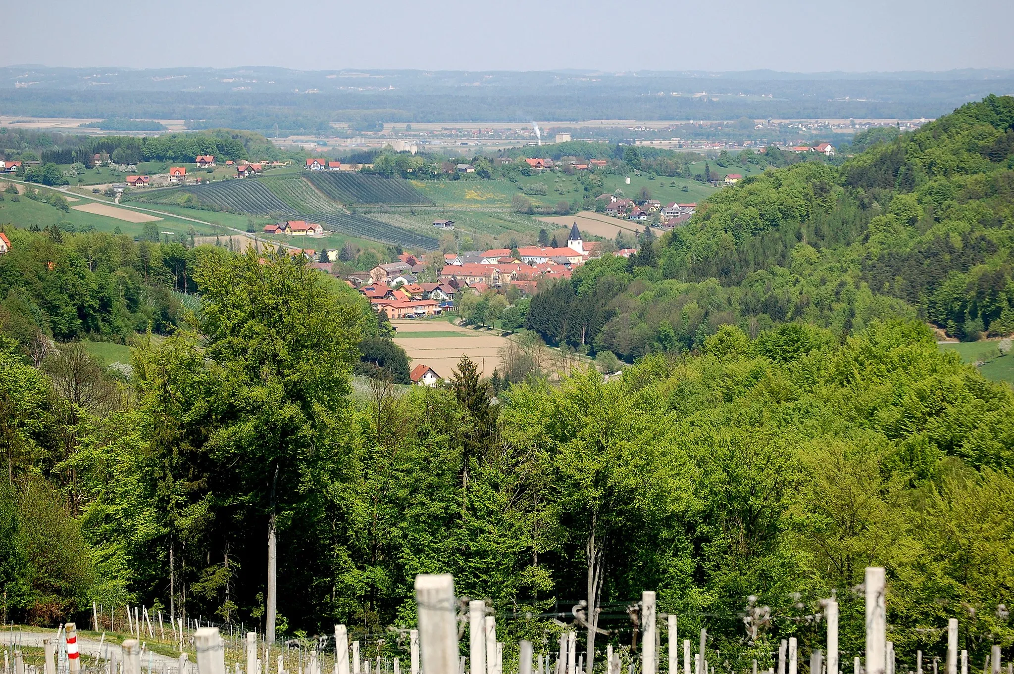 Photo showing: Telephoto lens view of Gamlitz, Styria, from Schererkogl