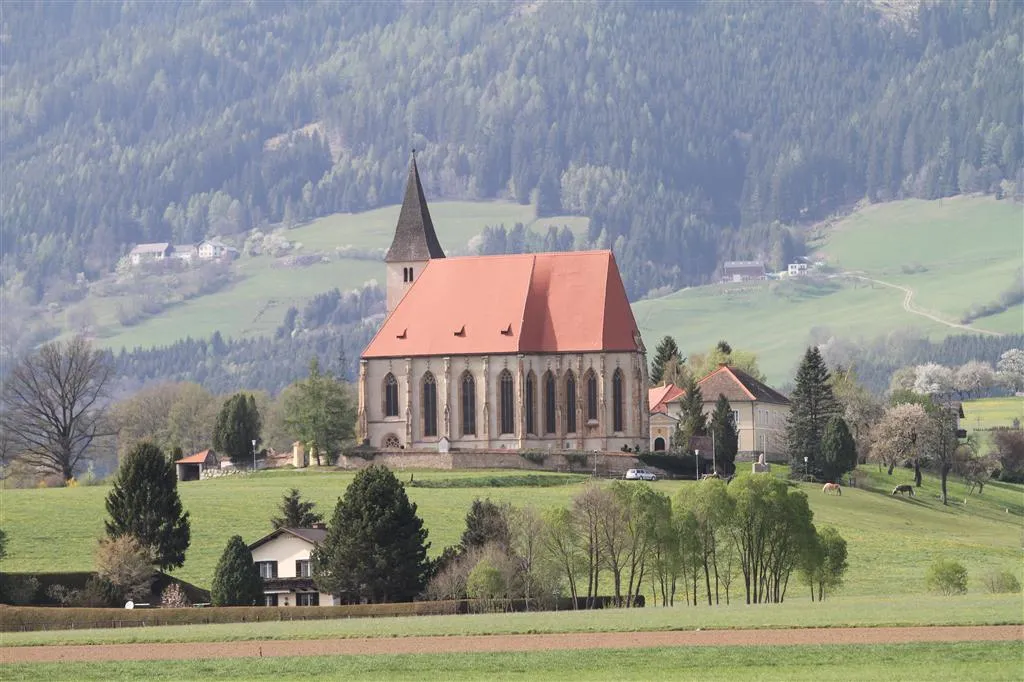 Photo showing: Kath. Pfarrkirche St. Maria im Paradeis, Friedhof