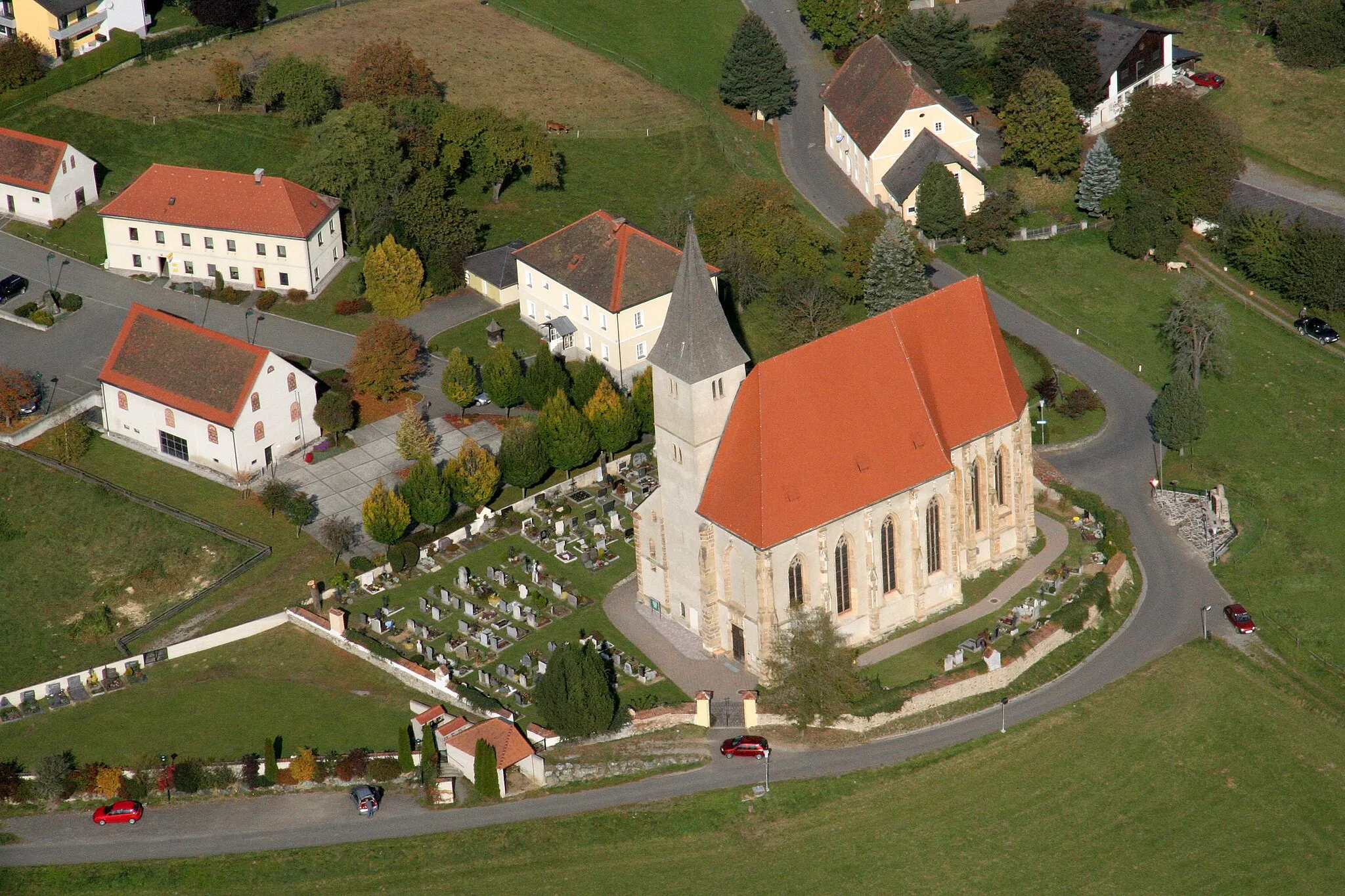 Photo showing: Kath. Pfarrkirche St. Maria im Paradeis, Friedhof