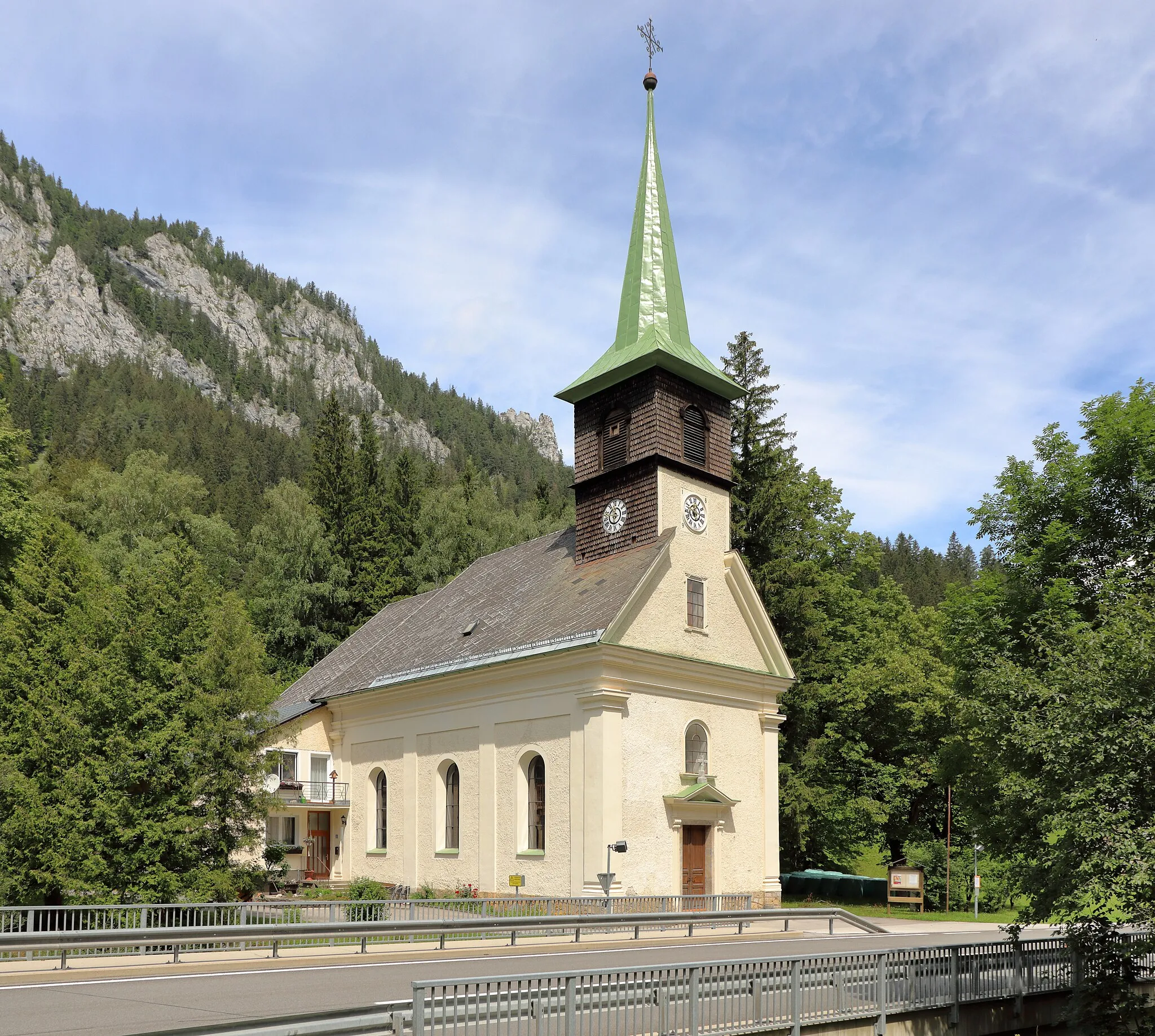 Photo showing: Südostansicht der röm.-kath. Kirche Mariä Heimsuchung in Wegscheid, ein Ortsteil der steiermärkischen Gemeinde Mariazell. Ursprünglich 1710 aus Holz errichtet; nachdem die Kirche am 11. Februar 1894 abbrannte, wurde sie in gemauerter Form neu errichtet und am 28. September 1895 durch den Bischof von Seckau, Leopold IV. Schuster, geweiht.