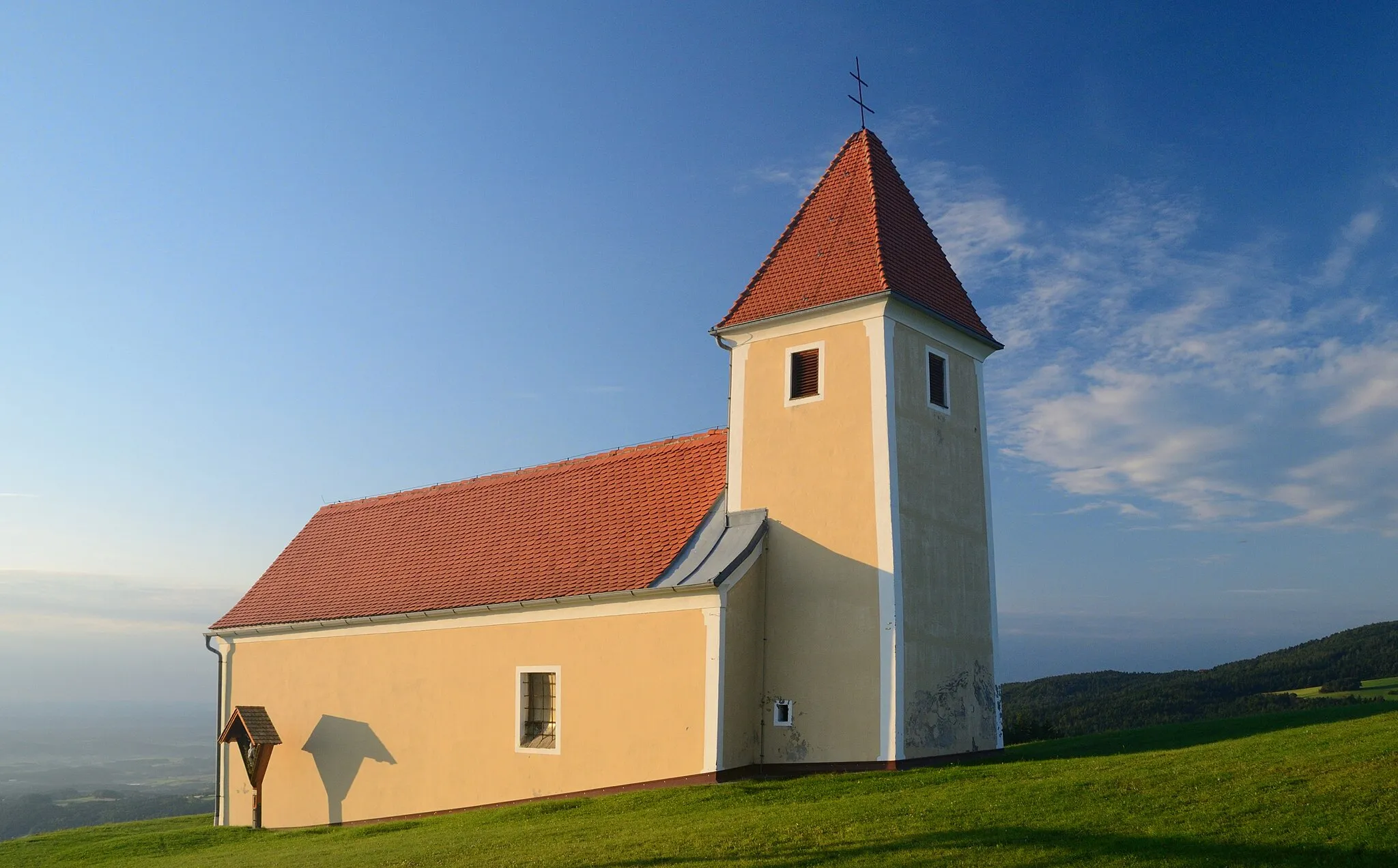 Photo showing: Small church St.Pankrazen on the eastern slope of Masenberg in Styrian village Stambach, near Hartberg. Early morning light.