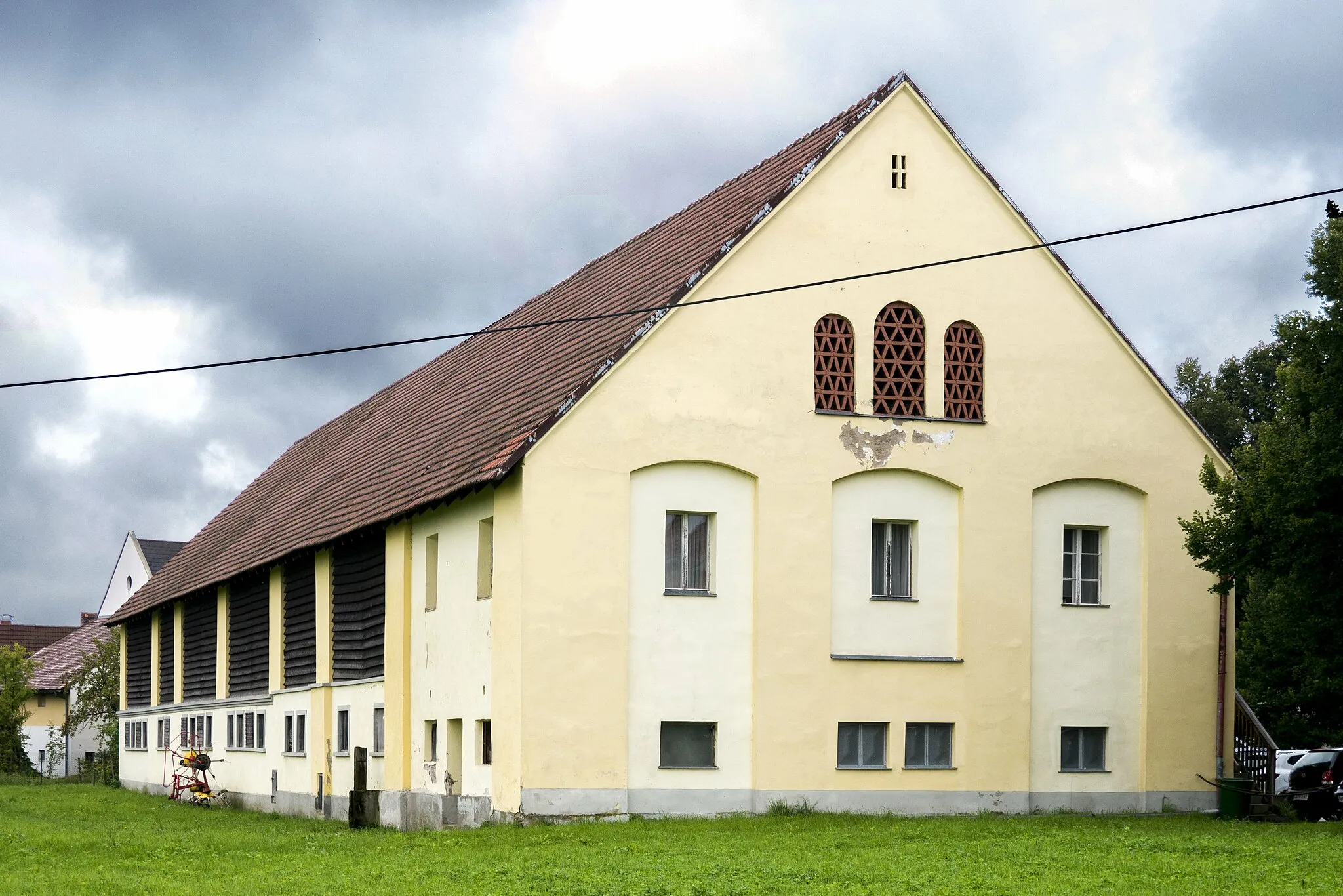 Photo showing: Stadl des Pfarrhofes mit Römischem Relief