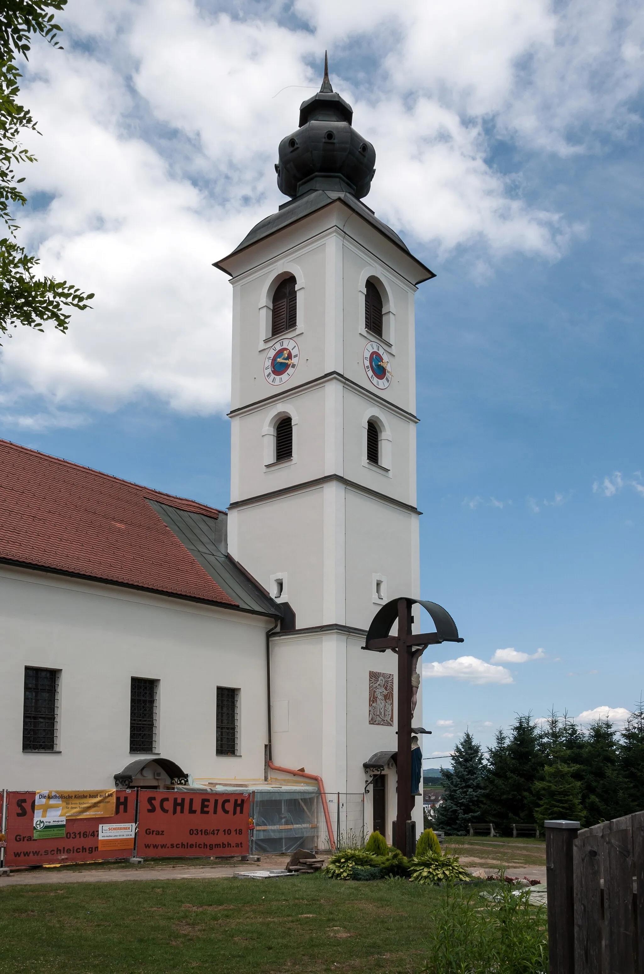 Photo showing: Kath. Pfarrkirche hl. Thomas und ehem. Friedhof mit Kruzifix (Umbau bzw. Renovierung im Jahre 2013).