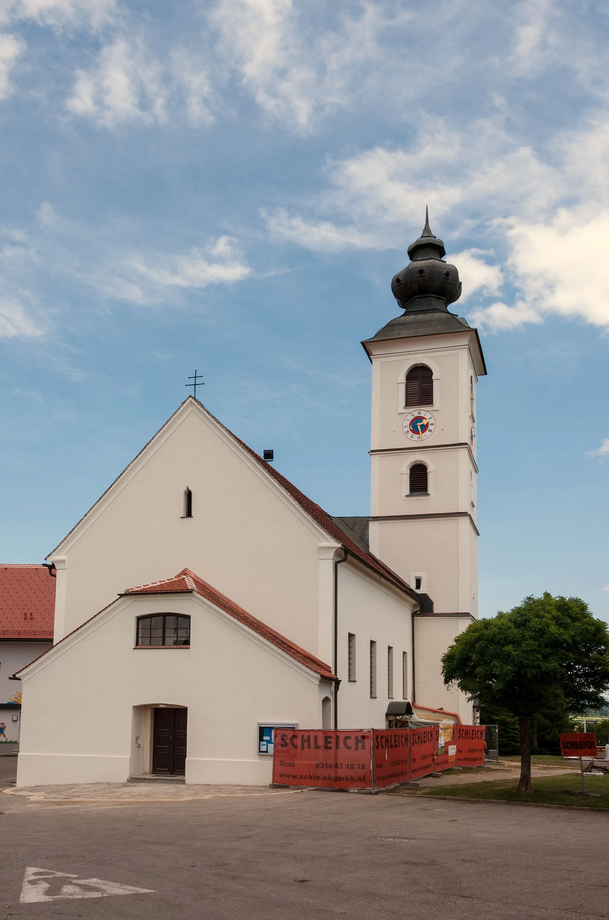 Photo showing: Kath. Pfarrkirche hl. Thomas und ehem. Friedhof mit Kruzifix (Umbau bzw. Renovierung im Jahre 2013).
