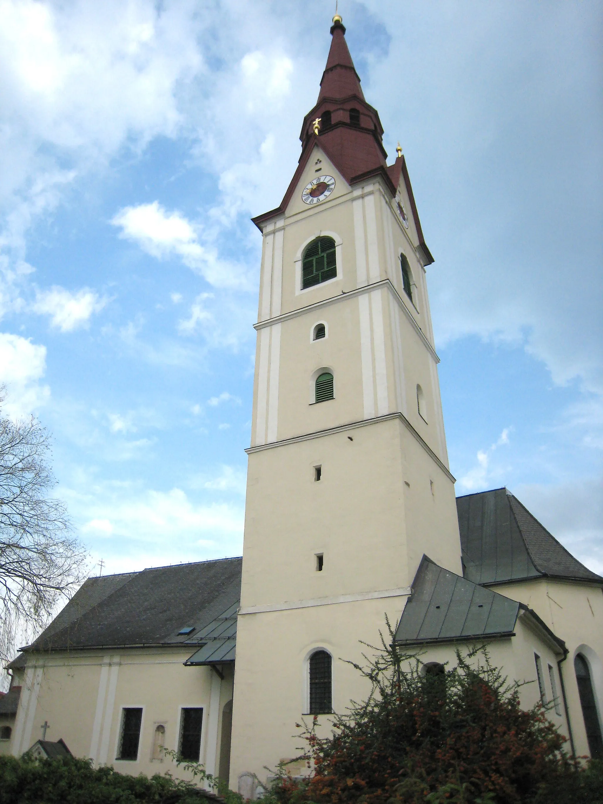 Photo showing: Kath. Pfarrkirche hl. Laurentius und Kirchhof