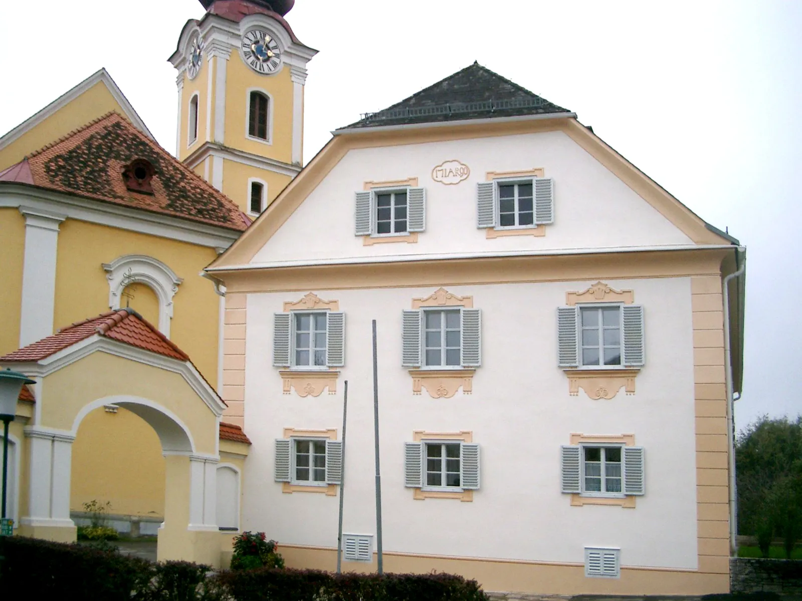 Photo showing: Pfarrhof und Portal zum Kirchhof
