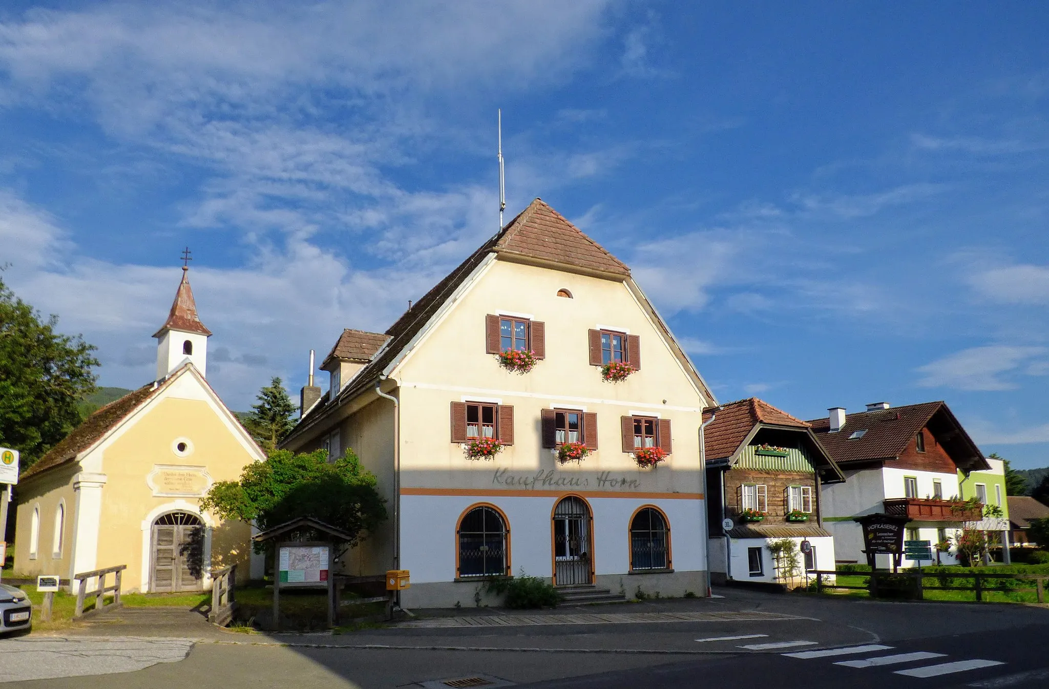 Photo showing: Perchau am Sattel, Häuserzeile östlich der Hauptstraße (Ansicht von Westen)
Gemeinde Neumarkt in der Steiermark