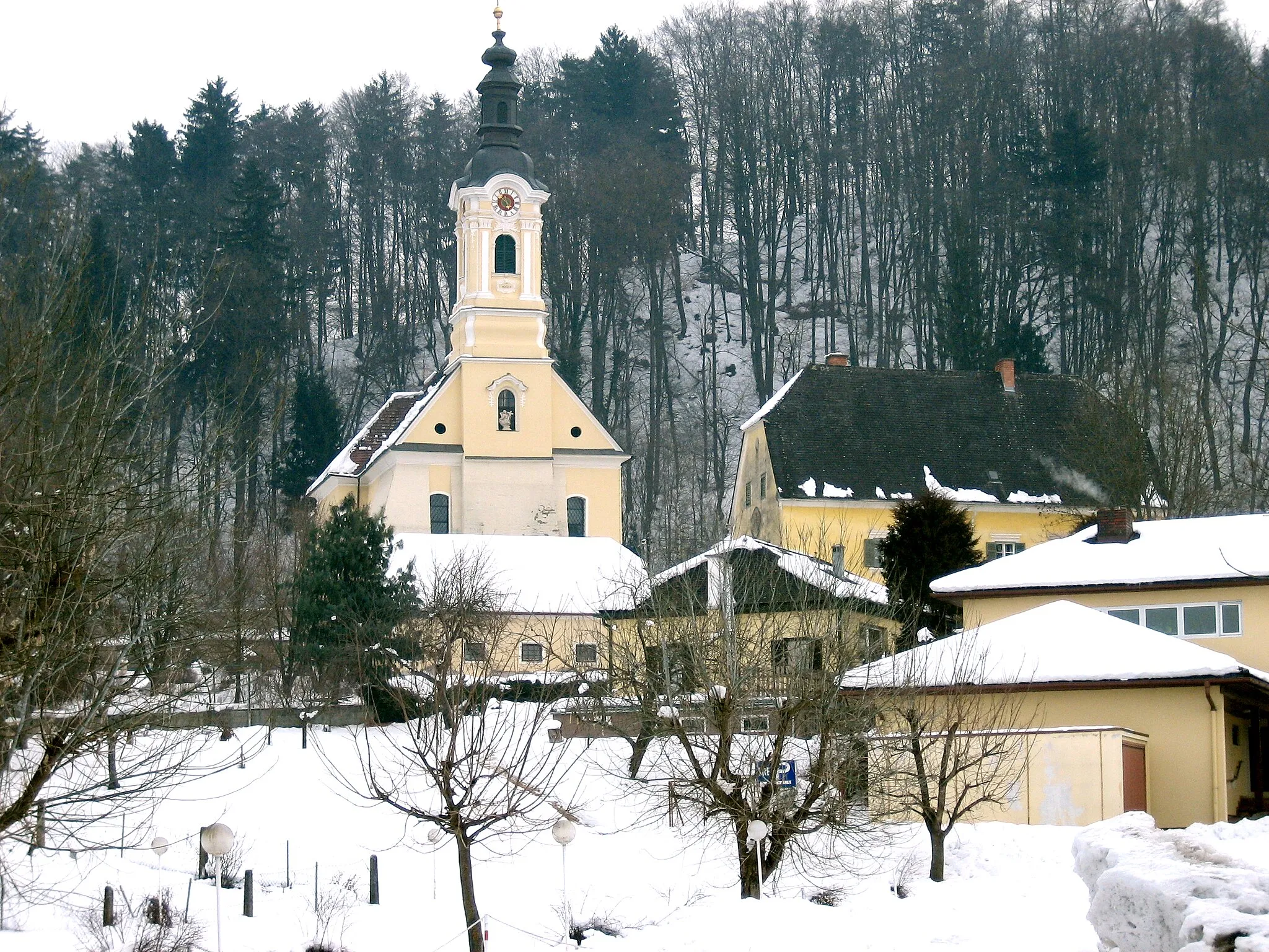 Photo showing: Kath. Pfarrkirche hl. Dionysius und Kirchhof