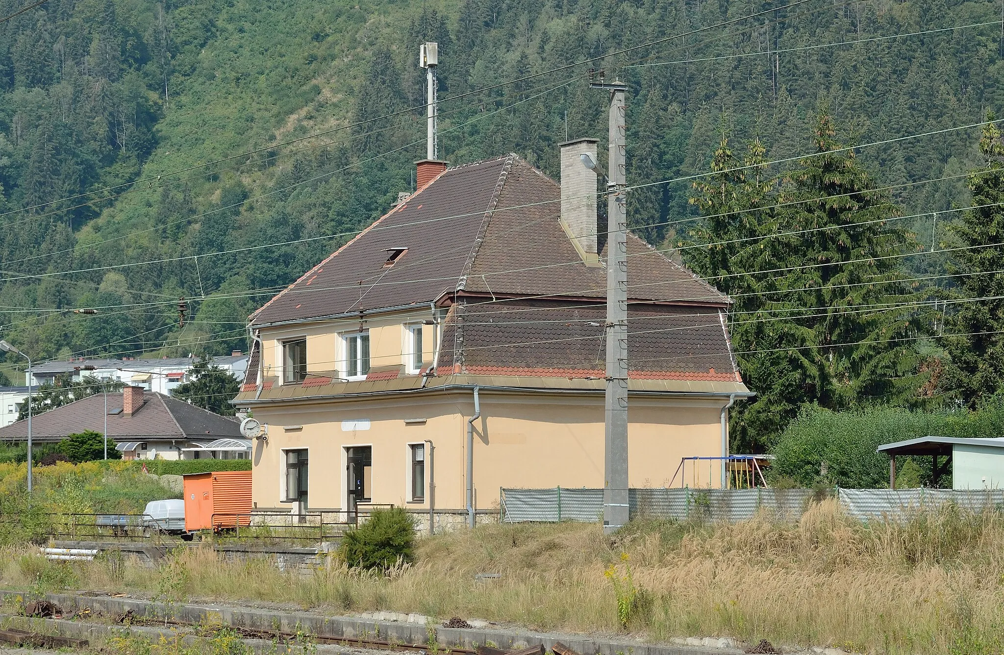 Photo showing: Der ehemalige Bahnhof Leoben Hinterberg.